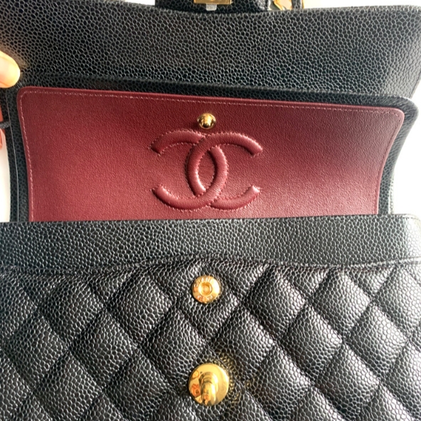 Chanel Small Classic Handbag Grained Calfskin & Gold Black 착용 스타일 - 2
