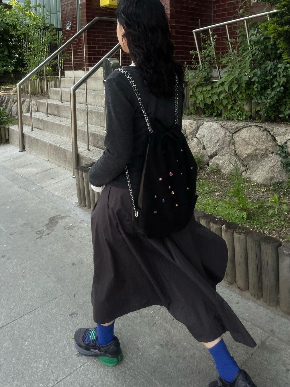 Saenginstudios Women Universe Suede Chain Bag Black 착용 스타일