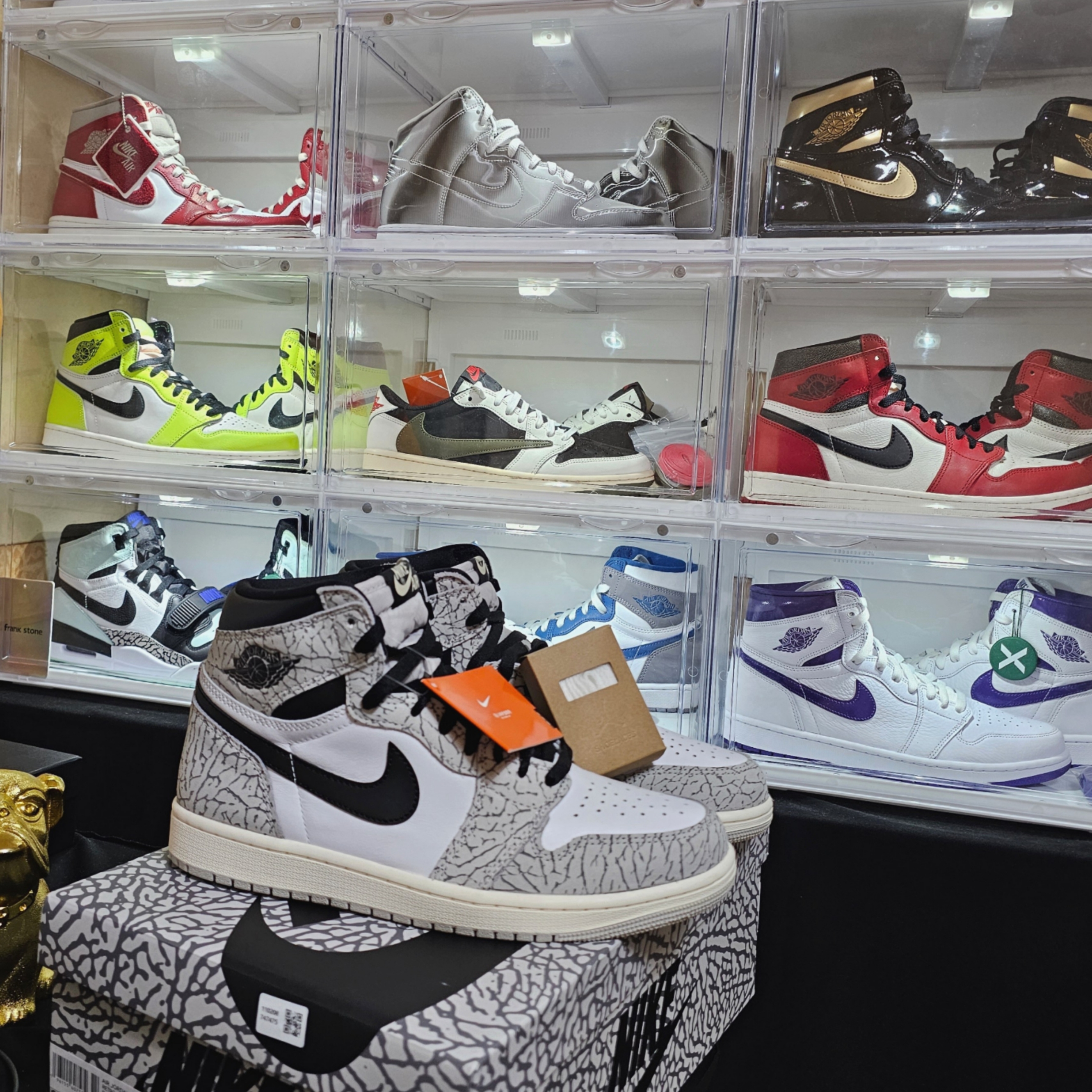 Jordan 1 Retro High OG White Cement, (W) Jordan 1 x Travis Scott Retro Low OG SP Medium Olive 착용 스타일 - 1
