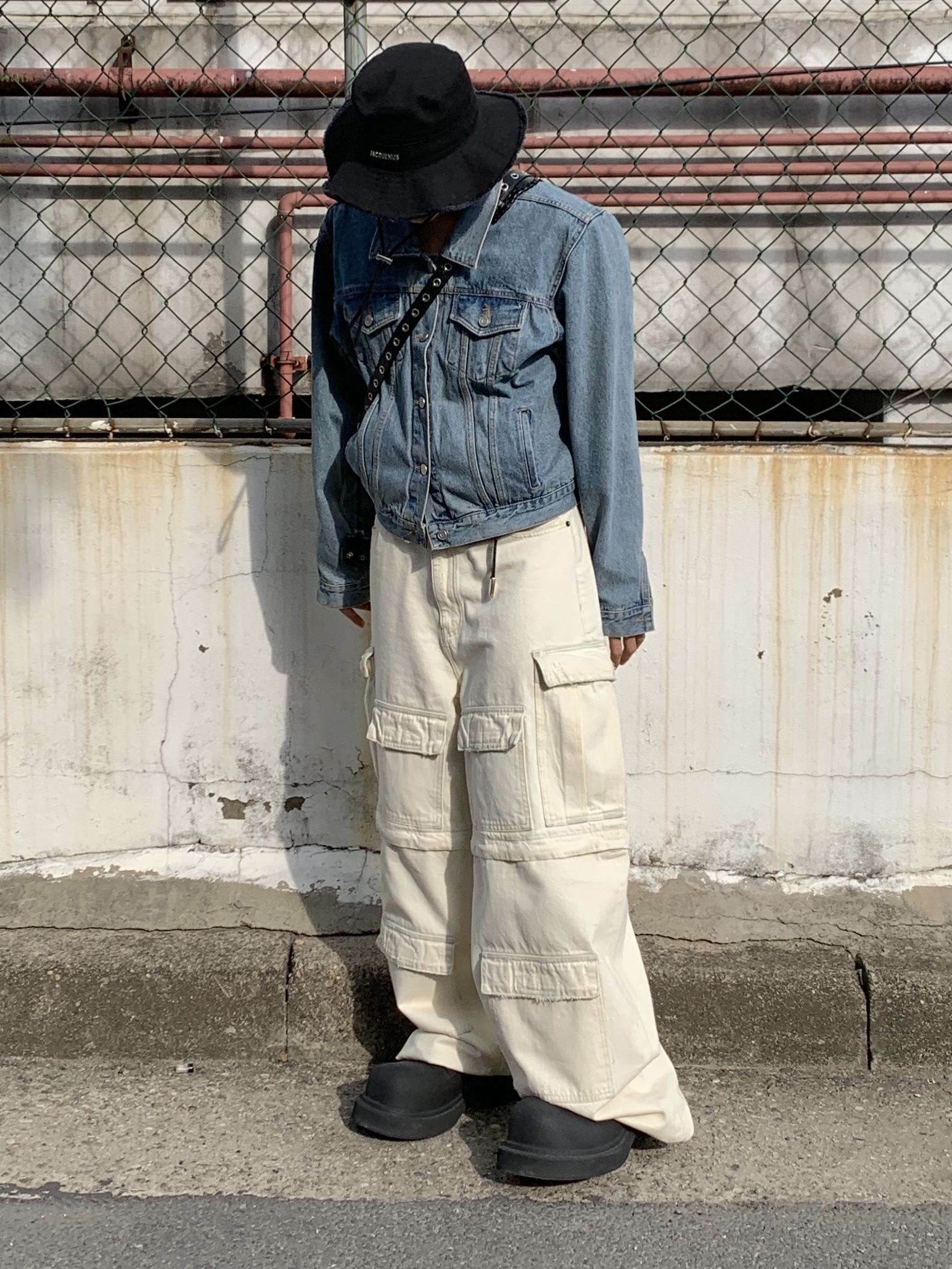 Jacquemus Le Bob Artichaut Bucket Hat Black, Balenciaga Arena Lambskin Aged Silver Hardware Le Cagole XS Flap Bag Black 착용 스타일 - 3