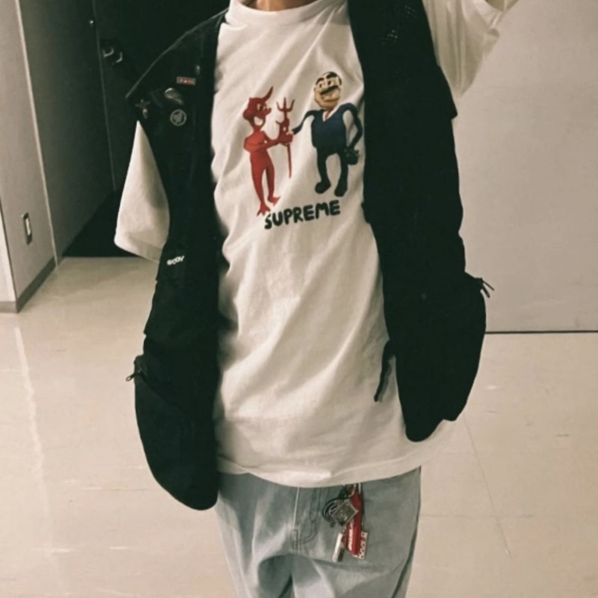 Supreme Business T-Shirt Ash Grey - 23SS, Supreme Webbing Keychain Red - 23SS 착용 스타일
