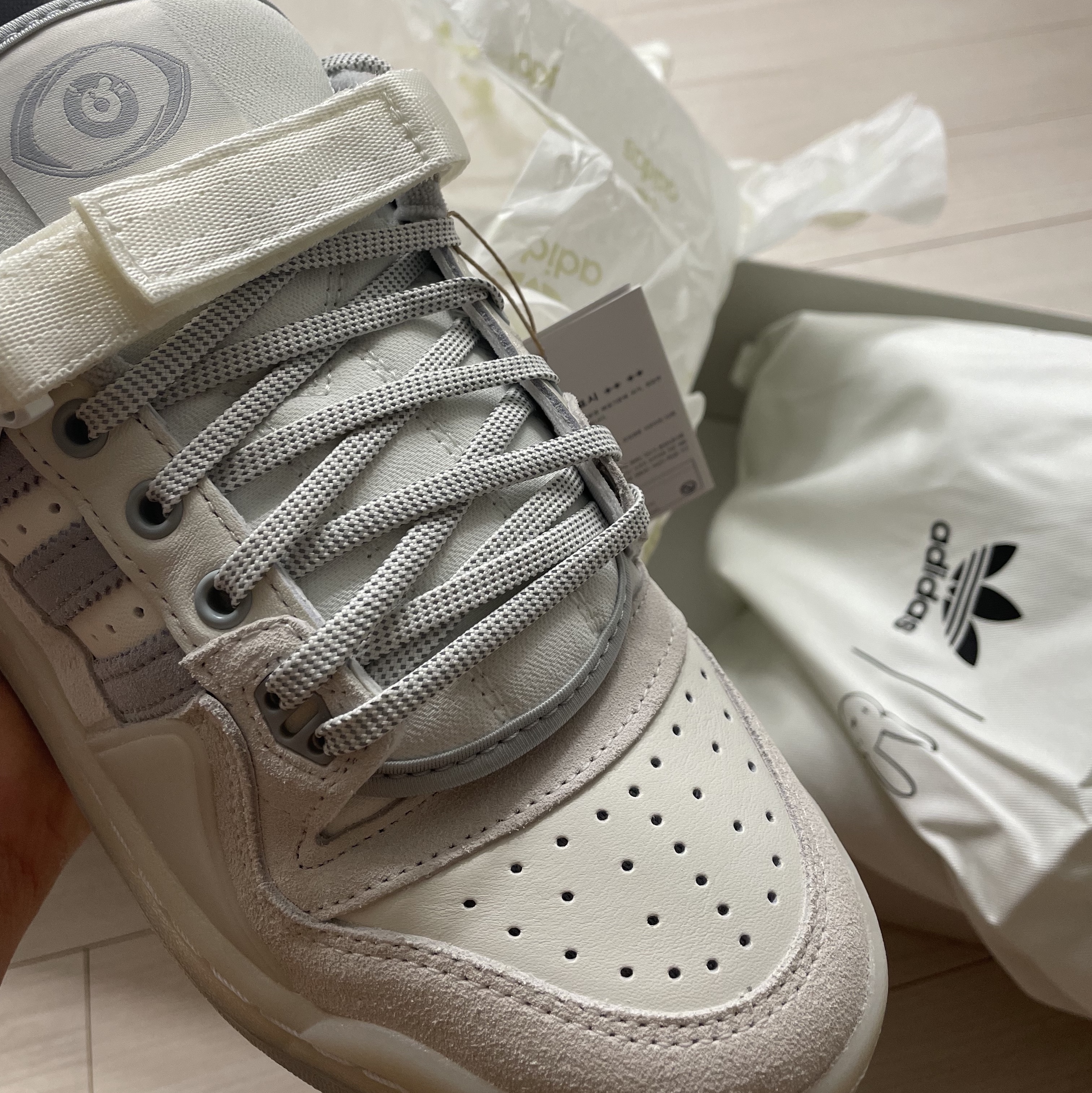 Adidas x Bad Bunny Forum Low Cloud White Clear Onix 착용 스타일 - 2