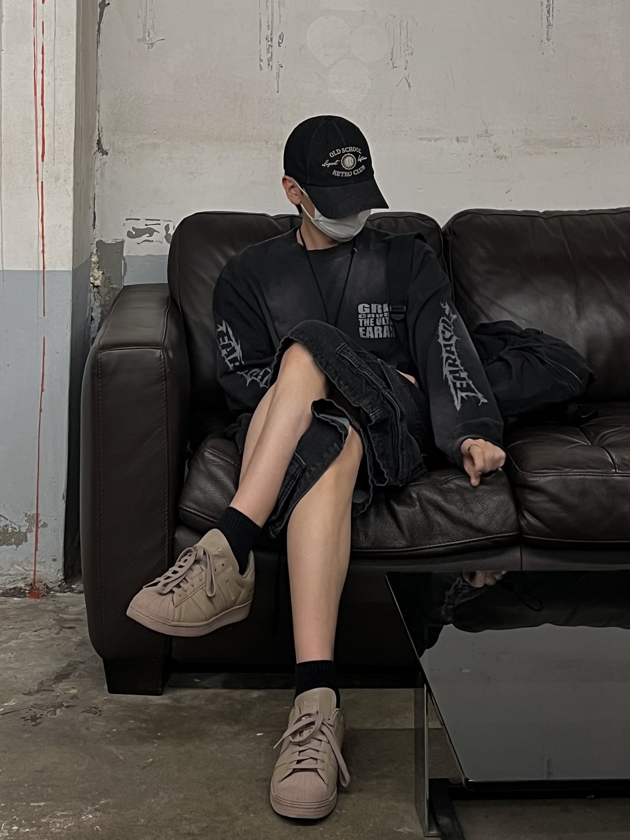Adidas Superstar Chalky Brown 착용 스타일 - 2