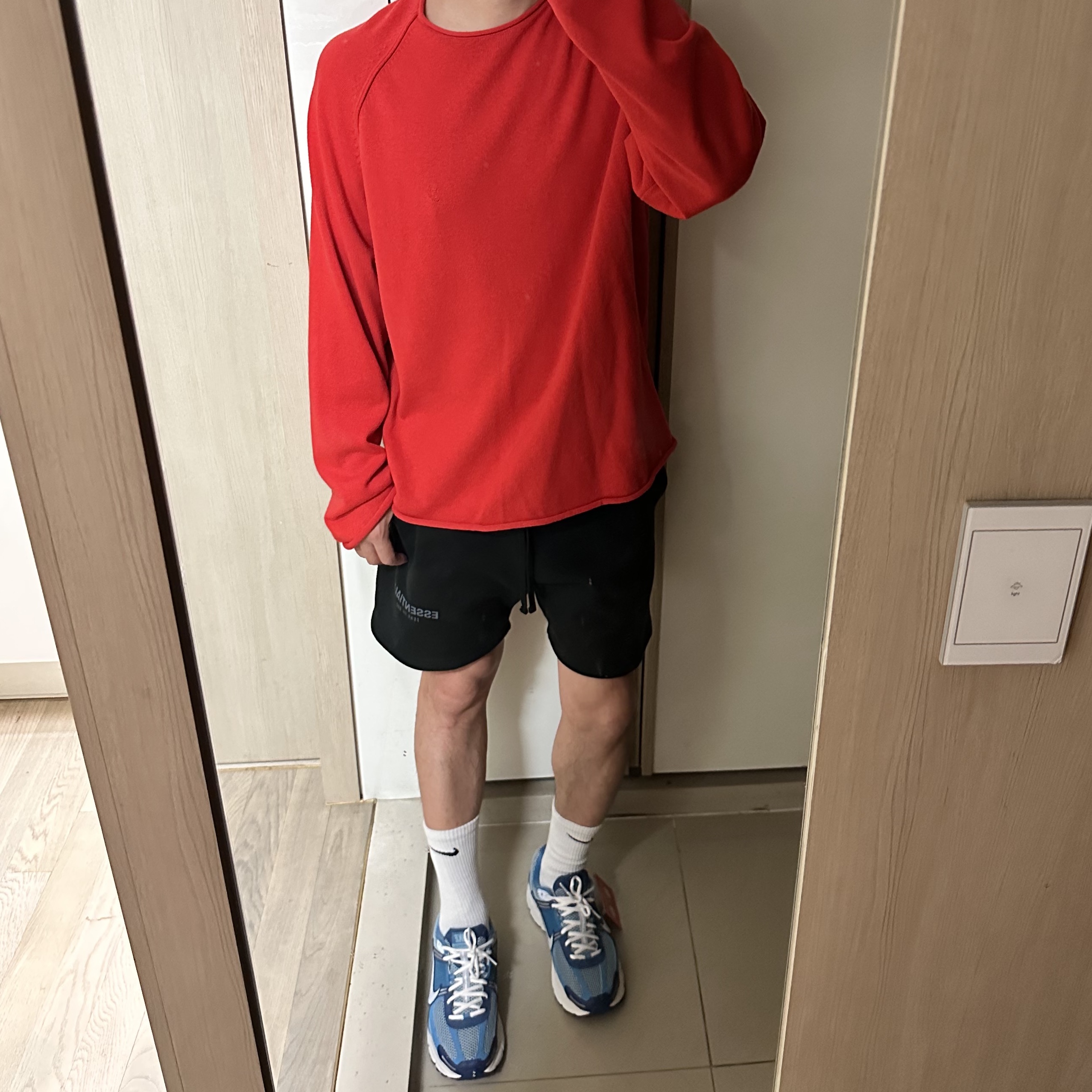 나이키 줌 보메로 5 미스틱 네이비 앤 원 블루, 휴먼 메이드 하트 뱃지 티셔츠 블랙 착용 스타일 - 3