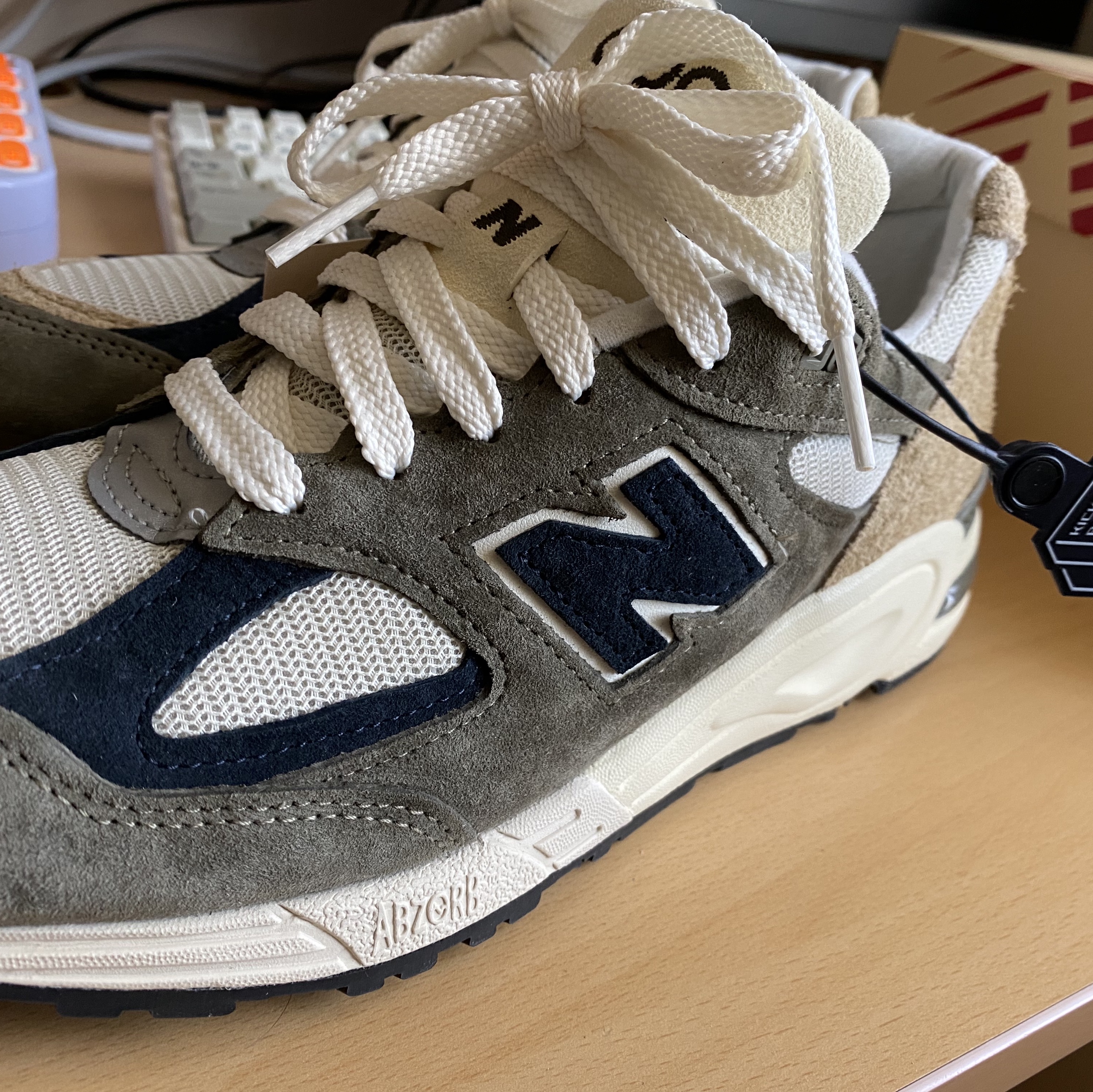 New Balance 990v2 Made in USA Grey Tan 착용 스타일