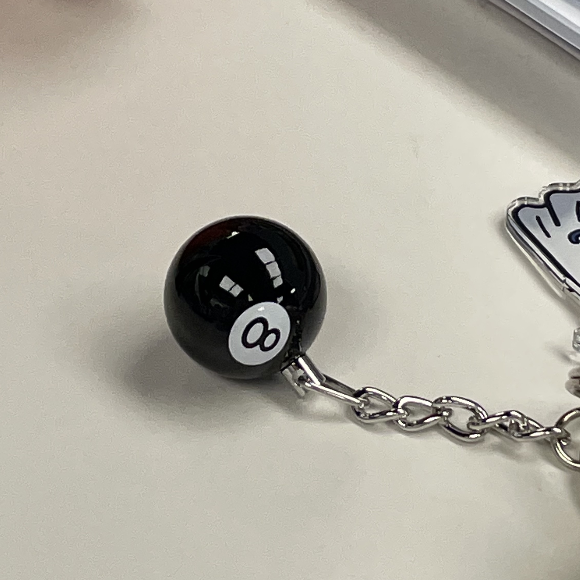 Stussy 8 Ball Keychain Black 착용 스타일 - 1