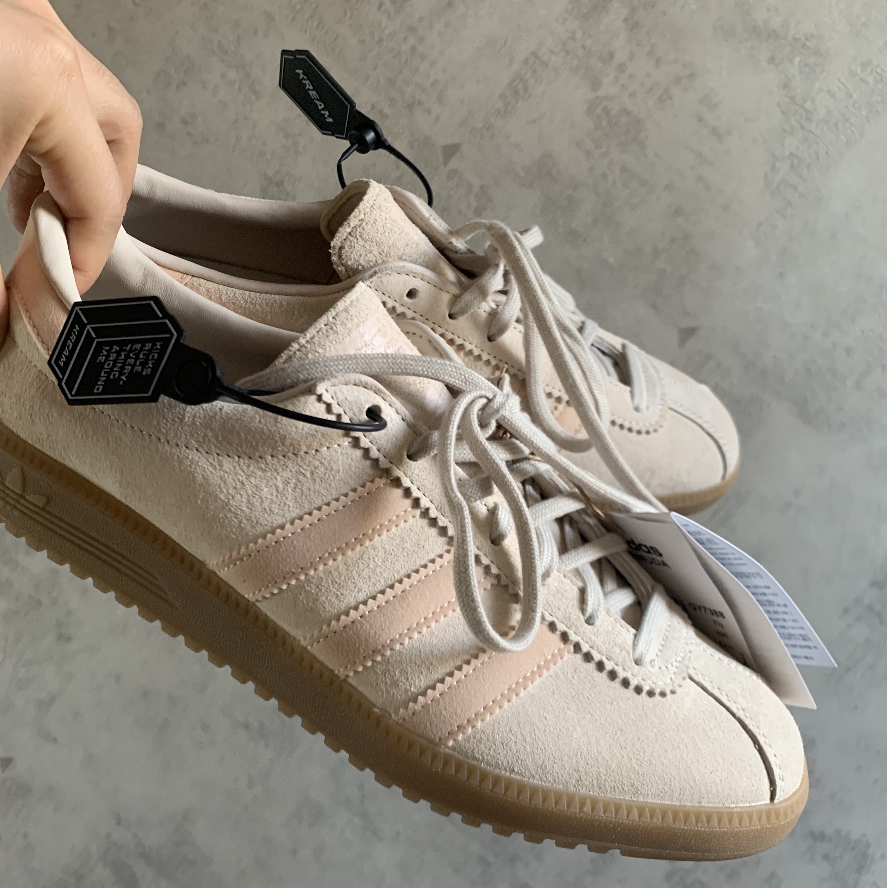 Adidas Bermuda Wonder White 착용 스타일 - 1