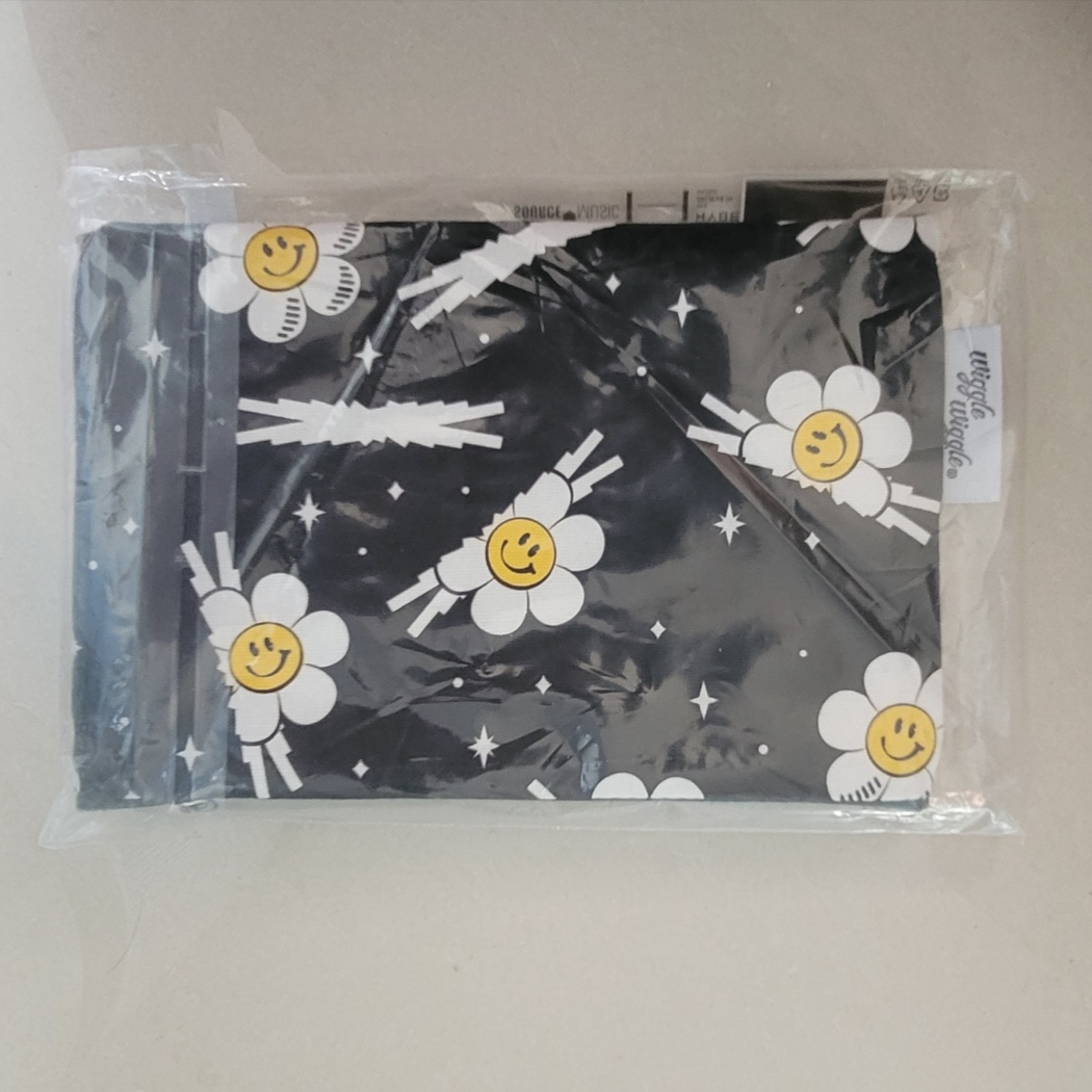 LE SSERAFIM x Wiggle Wiggle Cotton Pouch 착용 스타일