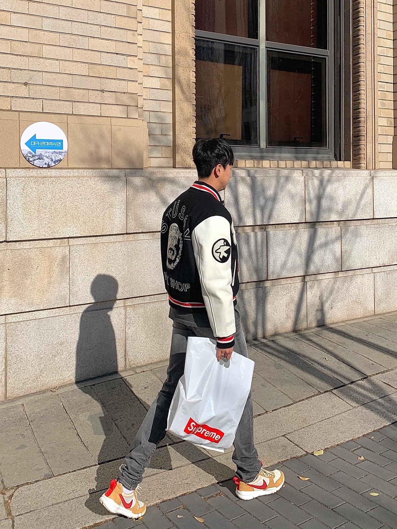Stussy x Our Legacy x Denim Tears TTL Varsity Jacket Black, Undermycar Legion.03 Slim Fit Blue Stitch Washed Jeans Washed Gray 착용 스타일 - 1