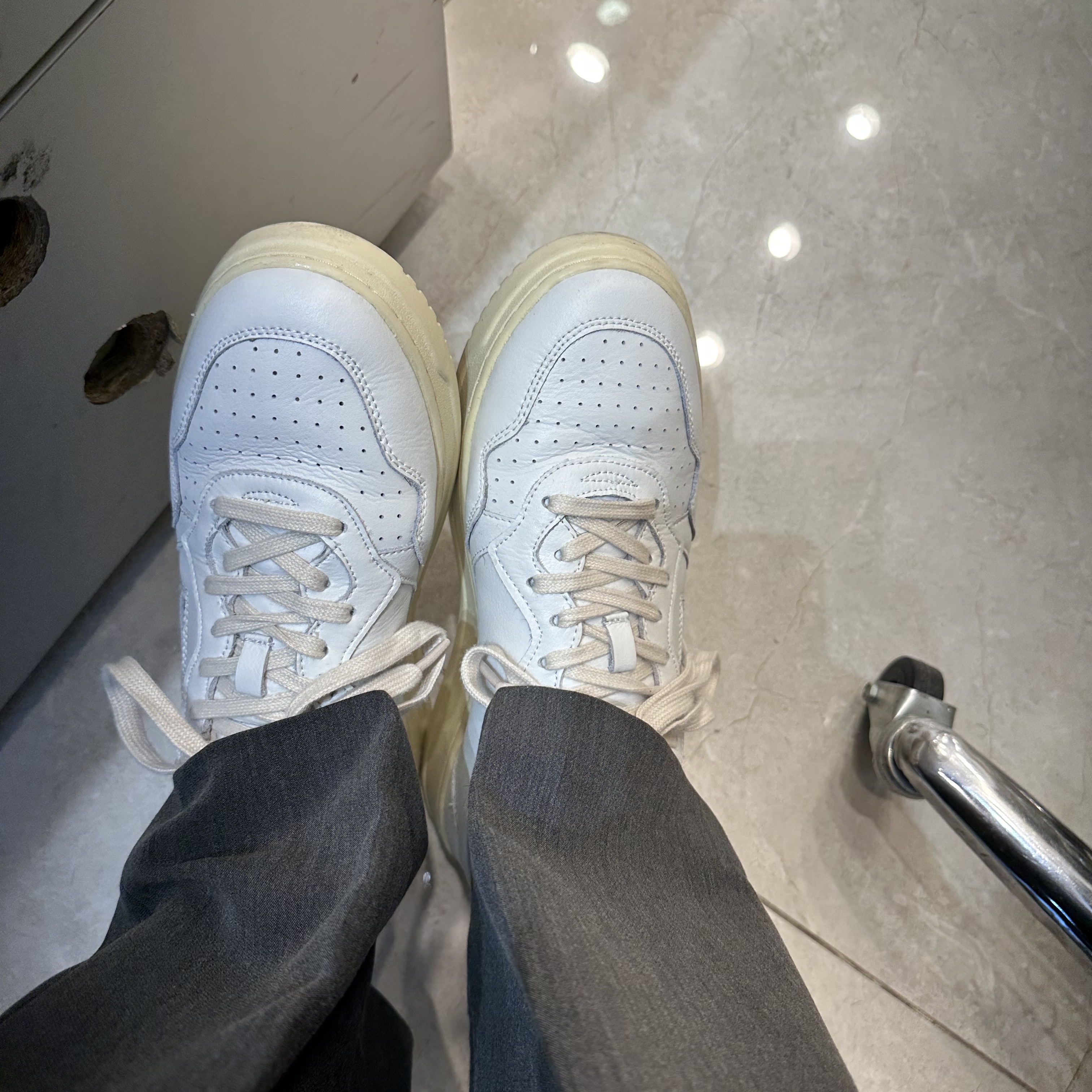 Autry Medalist Low Leather Sneakers White Black 착용 스타일