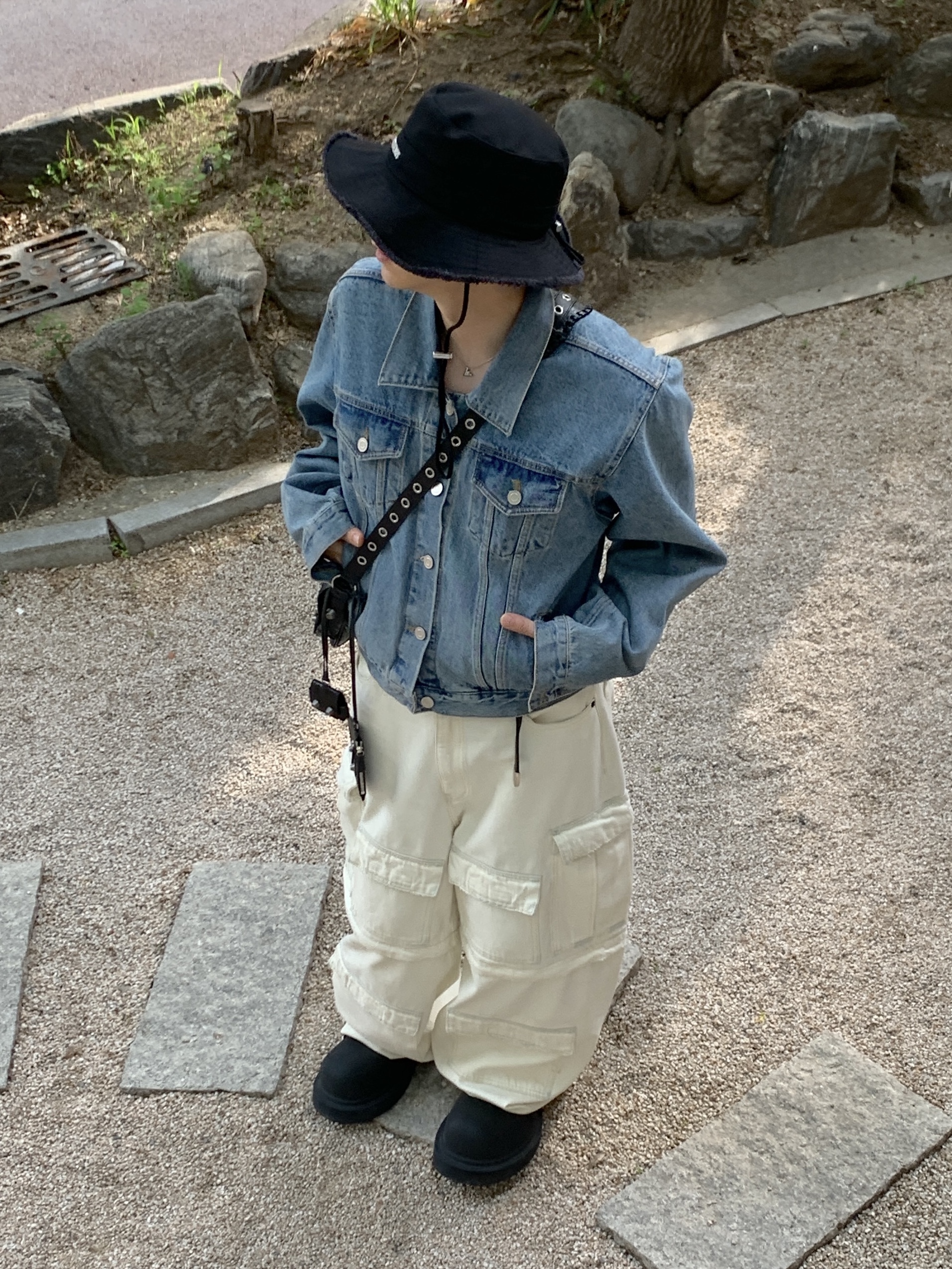 Jacquemus Le Bob Artichaut Bucket Hat Black, Balenciaga Arena Lambskin Aged Silver Hardware Le Cagole XS Flap Bag Black 착용 스타일 - 4