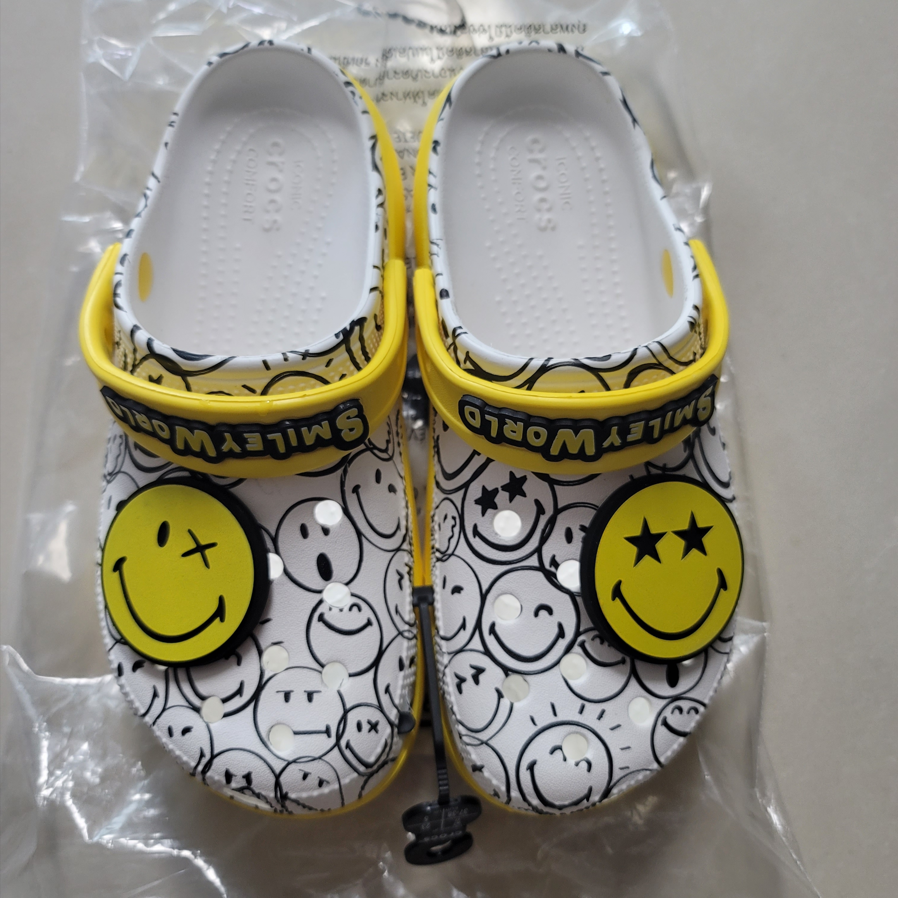 (W) Crocs x Smiley Classic Platform Clog White 착용 스타일