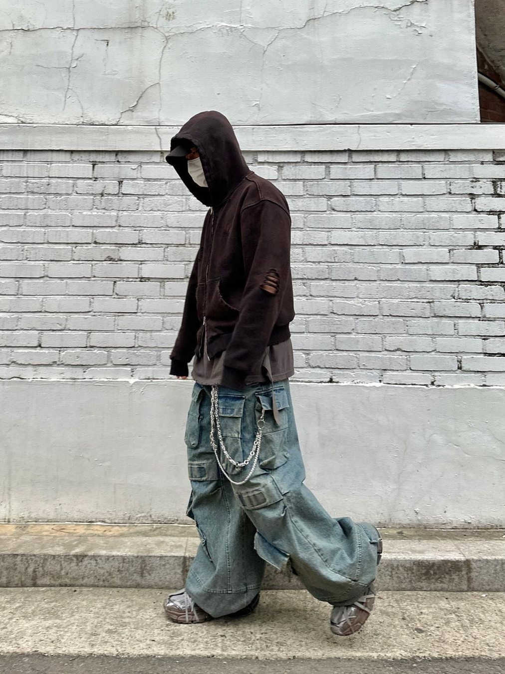 [KREAM 단독] Ourpas 030 Wide Cargo Denim Blue, Balenciaga 3XL Sneakers Worn Out Light Beige 착용 스타일 - 3