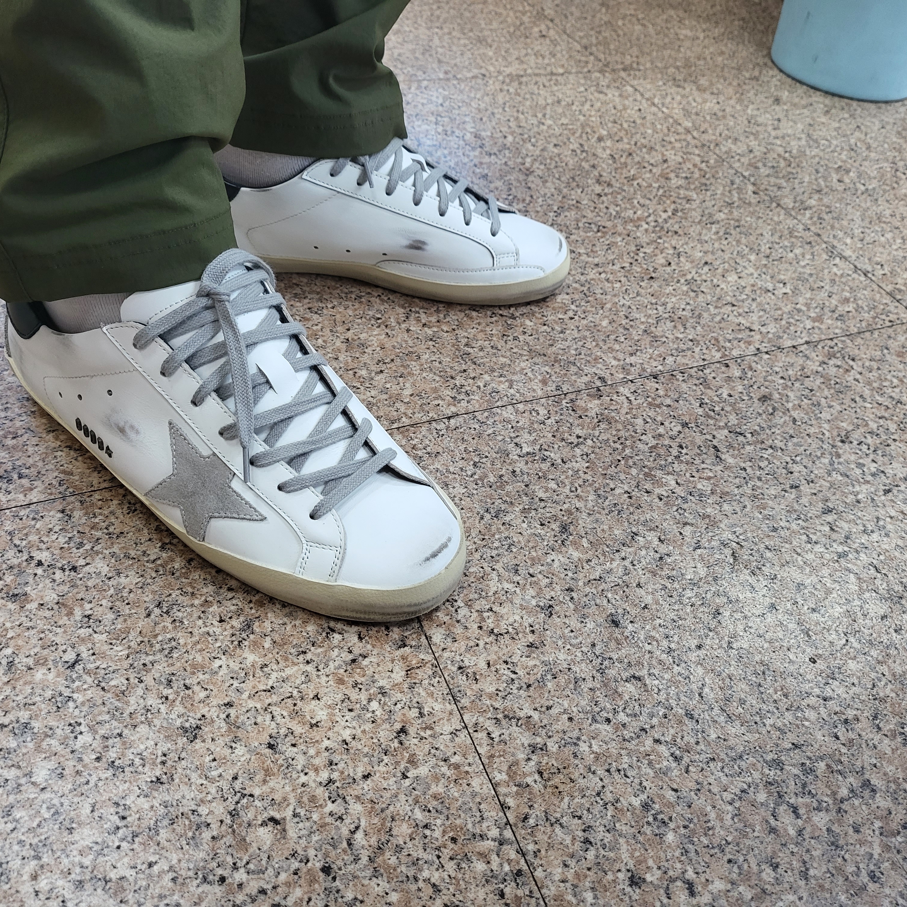 Golden Goose Superstar White Black Heel Tab Sneakers 착용 스타일 - 4
