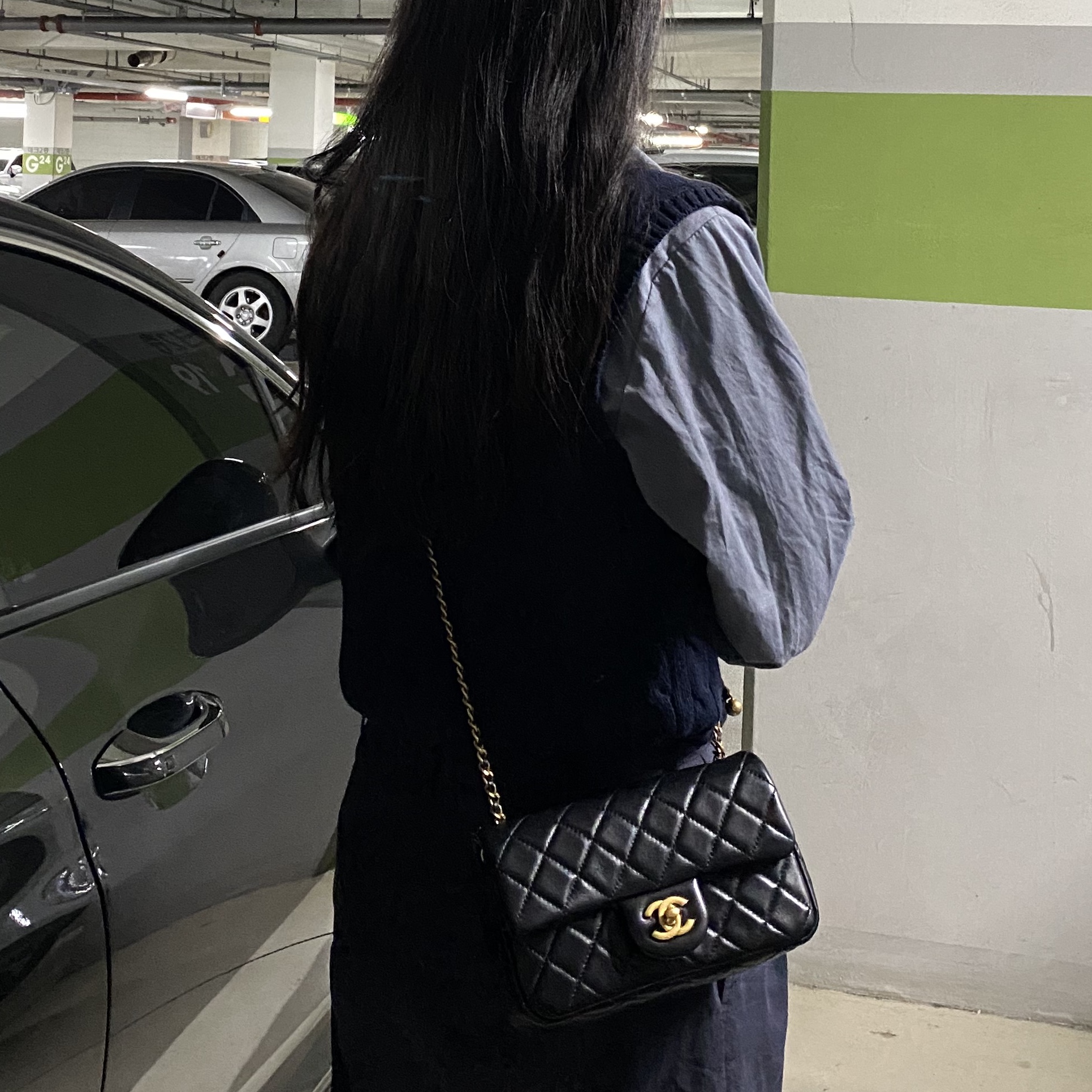 Chanel Flap Bag Lambskin & Gold Black 착용 스타일