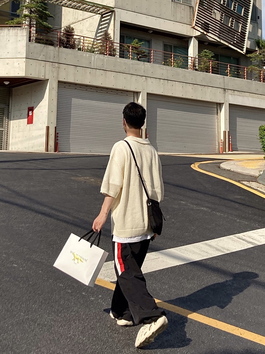 Adidas Yeezy Foam RNNR Sand 착용 스타일
