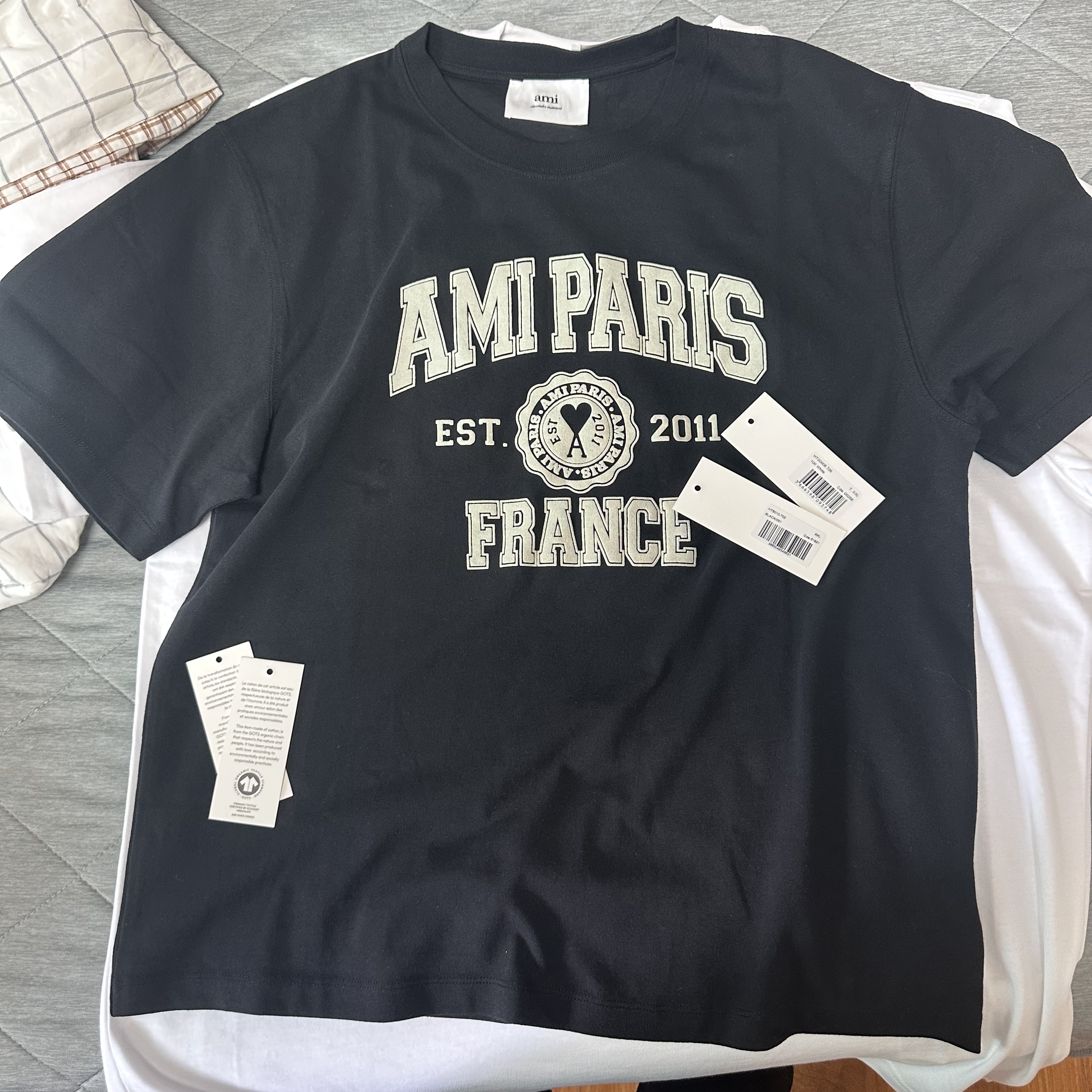 AMI Paris France T-Shirt Black 착용 스타일 - 2