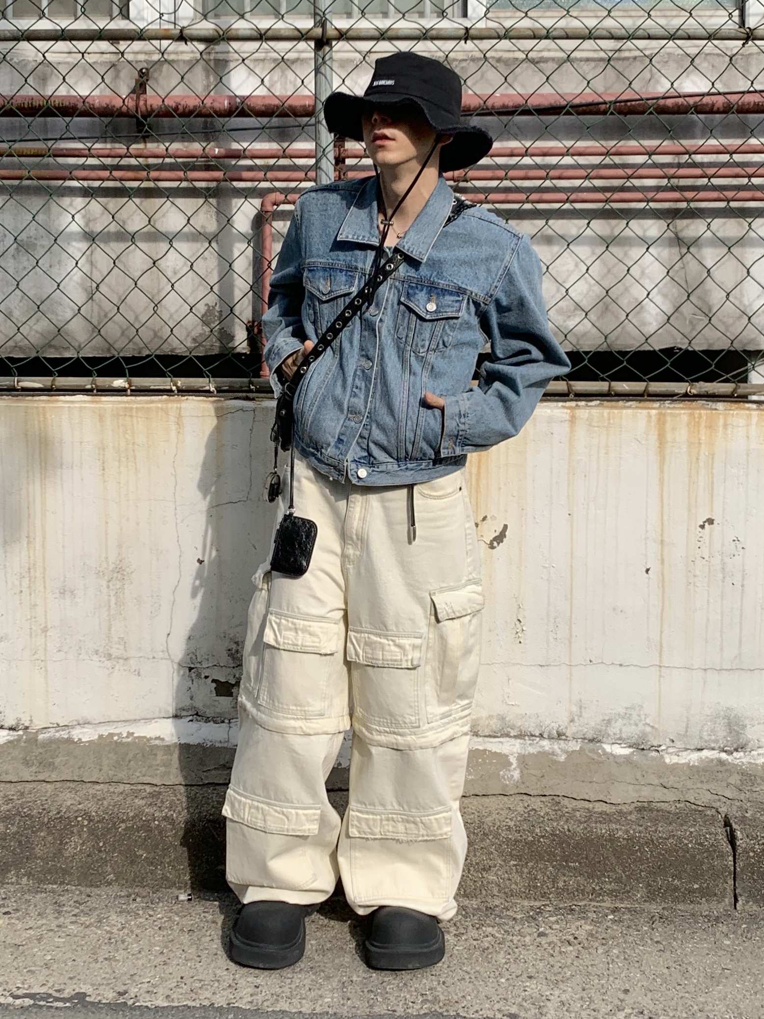 Jacquemus Le Bob Artichaut Bucket Hat Black, Balenciaga Arena Lambskin Aged Silver Hardware Le Cagole XS Flap Bag Black 착용 스타일 - 1