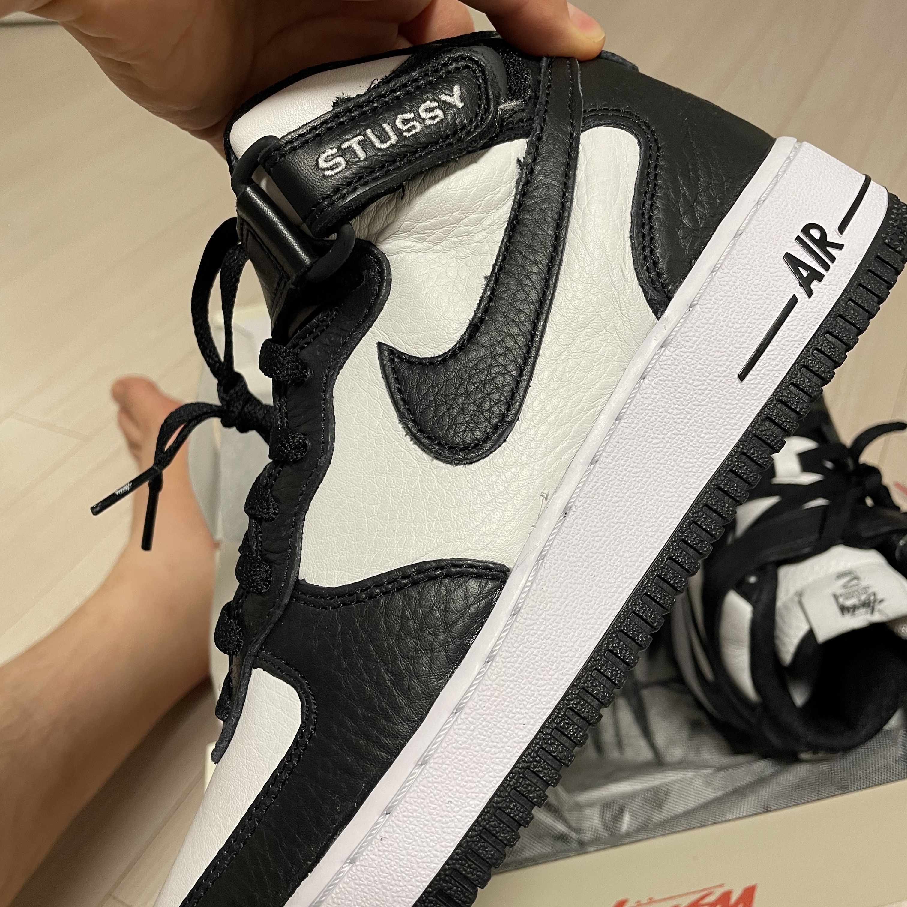 Nike x Stussy Air Force 1 '07 Mid SP Black and Light Bone 착용 스타일 - 2