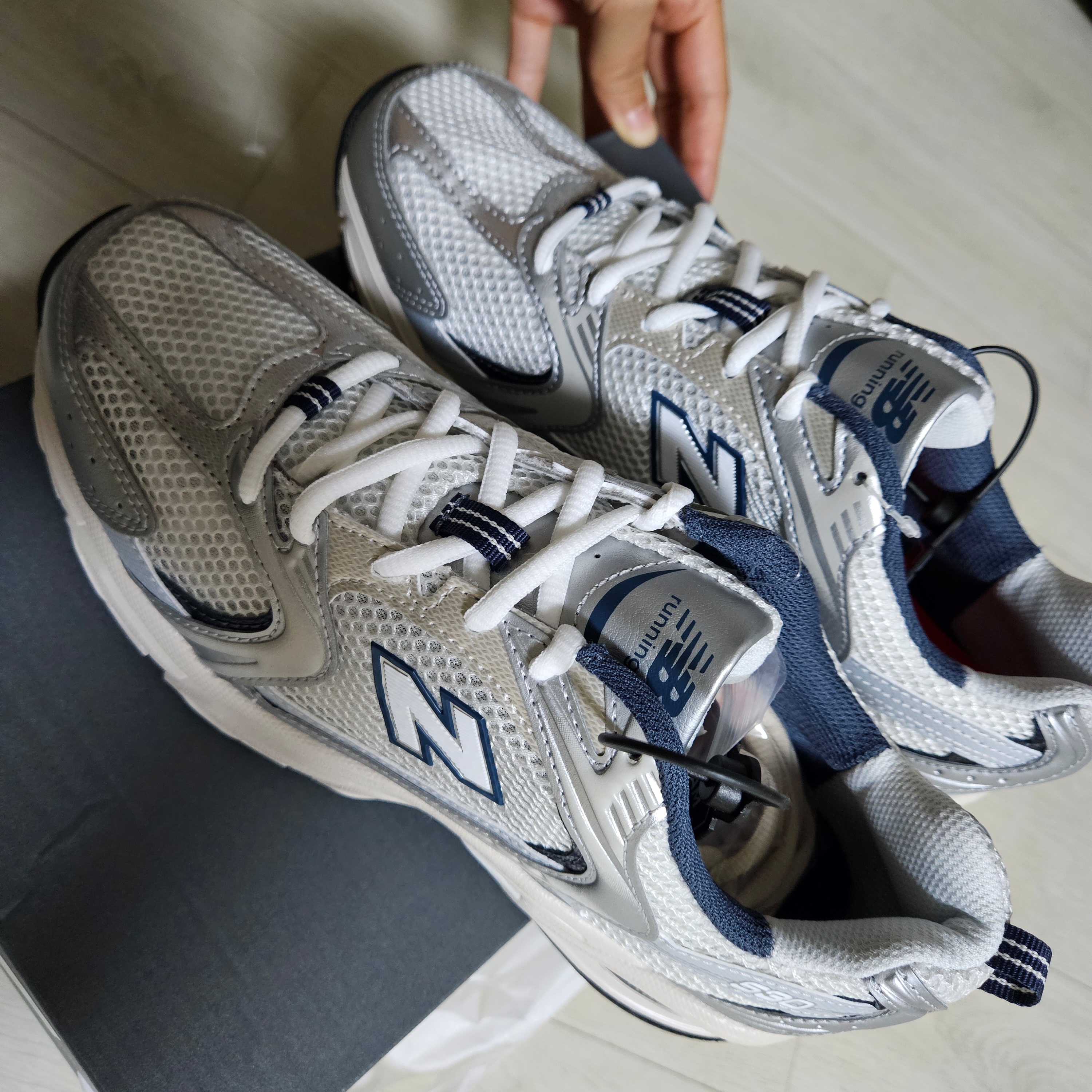 New Balance 530 Steel Grey 착용 스타일 - 2