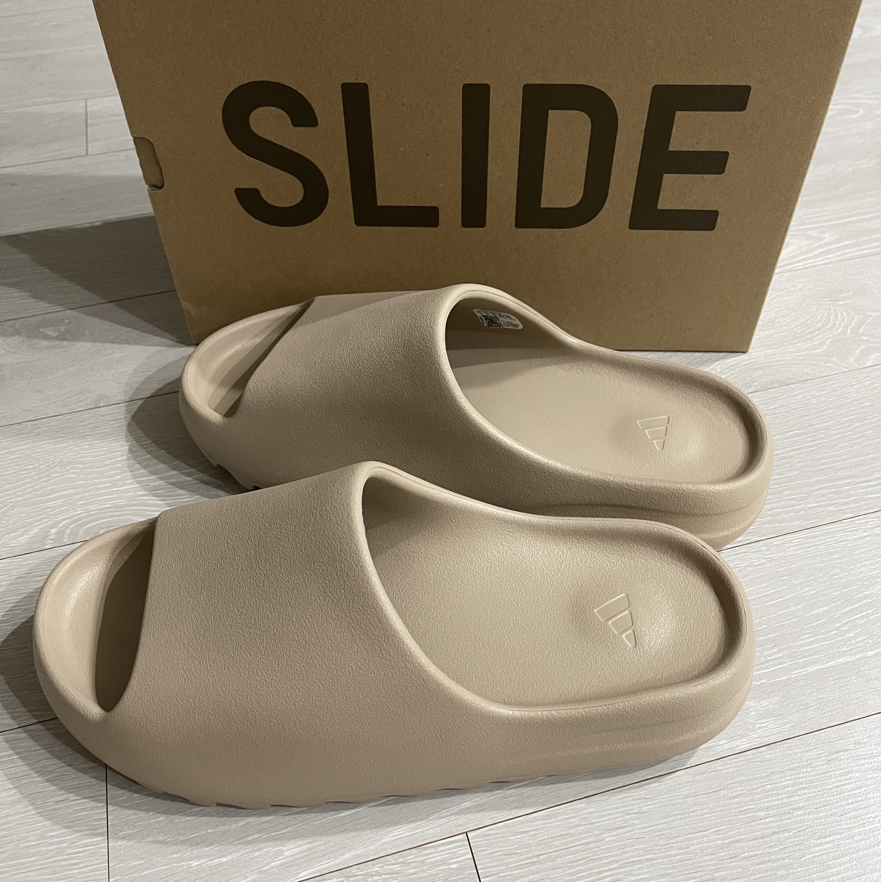 Adidas Yeezy Slide Pure - Re-Release Ver., Adidas Yeezy Slide Onyx 착용 스타일 - 1