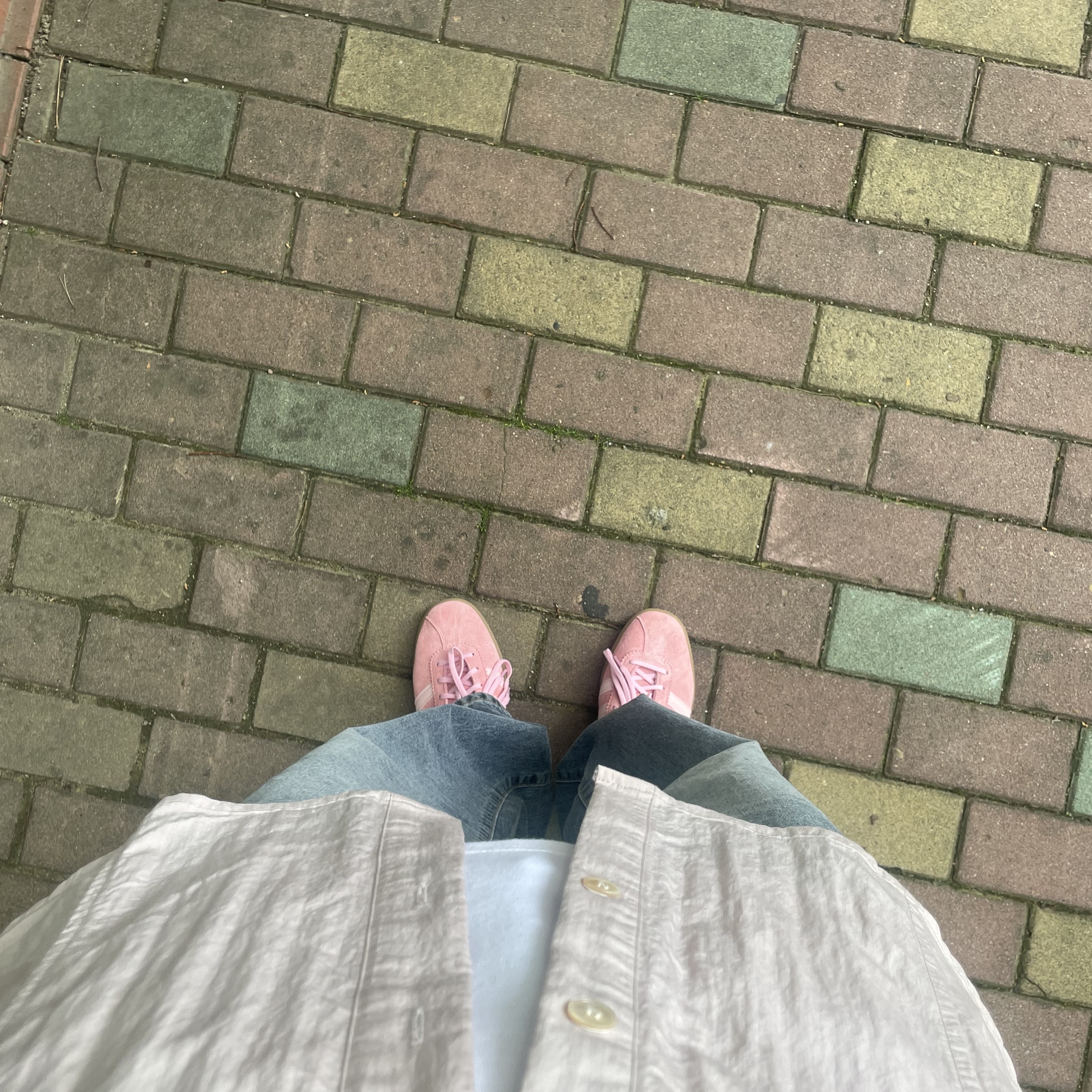 Adidas Bermuda Glow Pink 착용 스타일