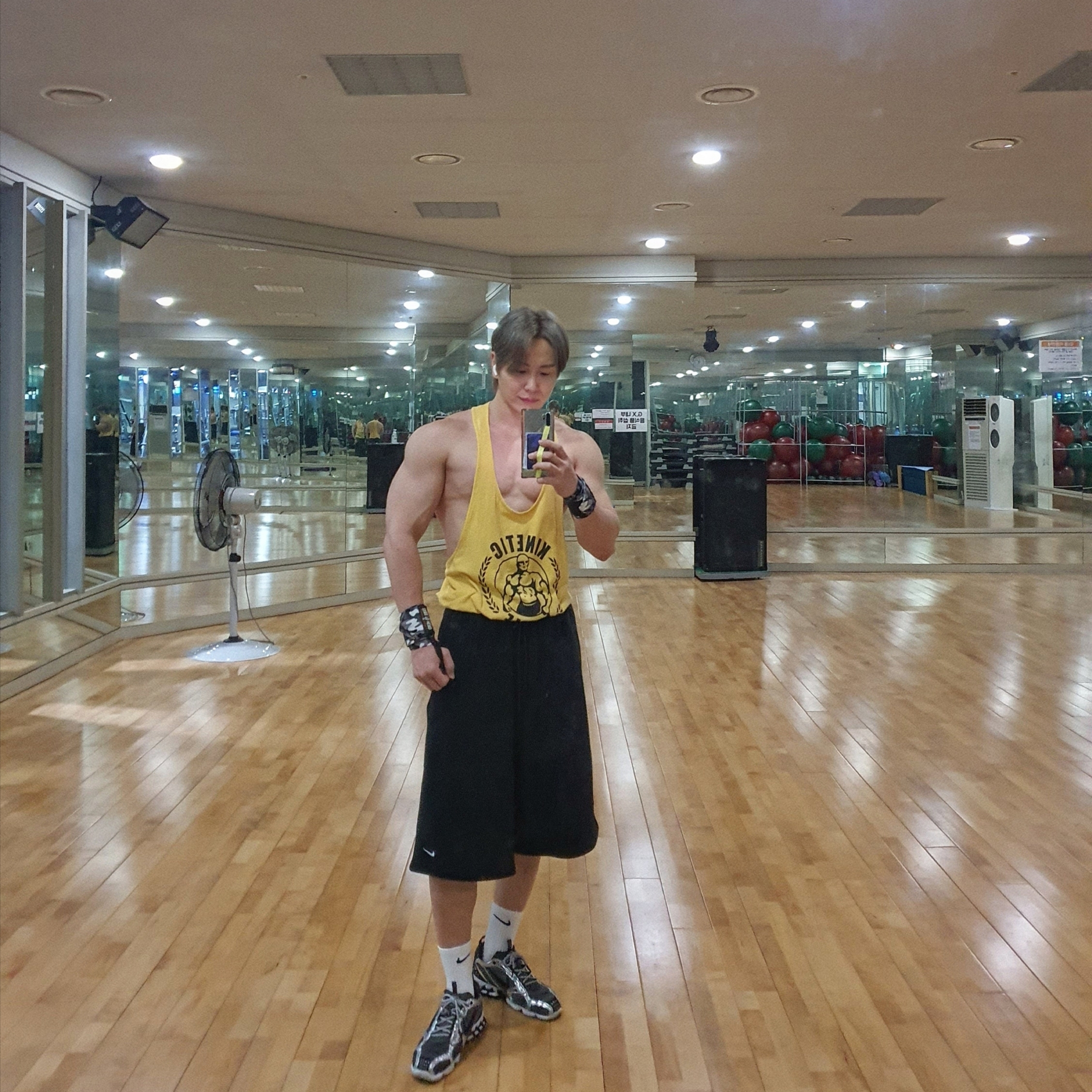 나이키 x 스투시 에어 줌 스피리돈 케이지 2 퓨어 플래티넘 착용 스타일