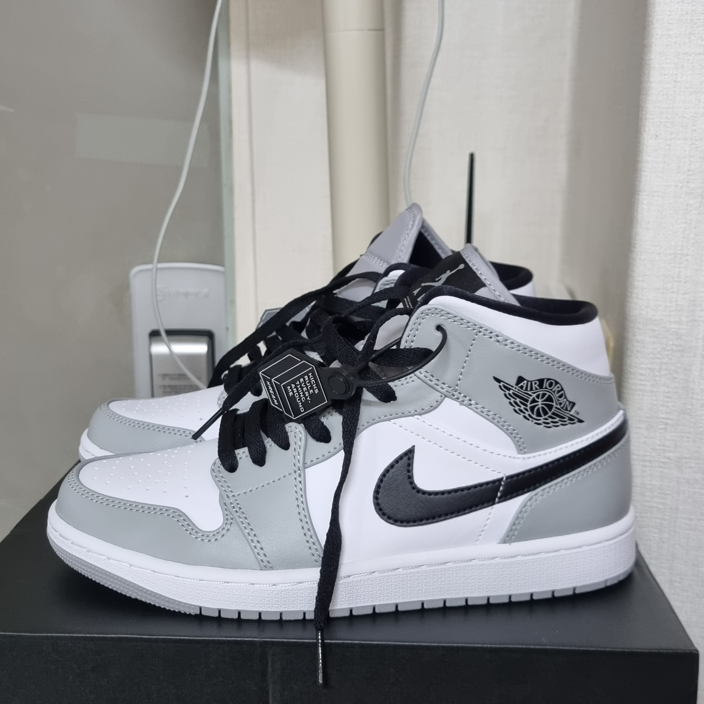 Jordan 1 Mid Light Smoke Grey 착용 스타일 - 2