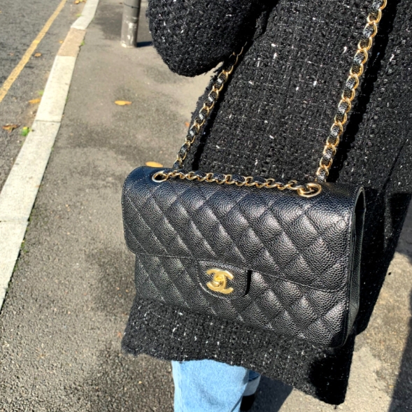 Chanel Small Classic Handbag Grained Calfskin & Gold Black 착용 스타일 - 5