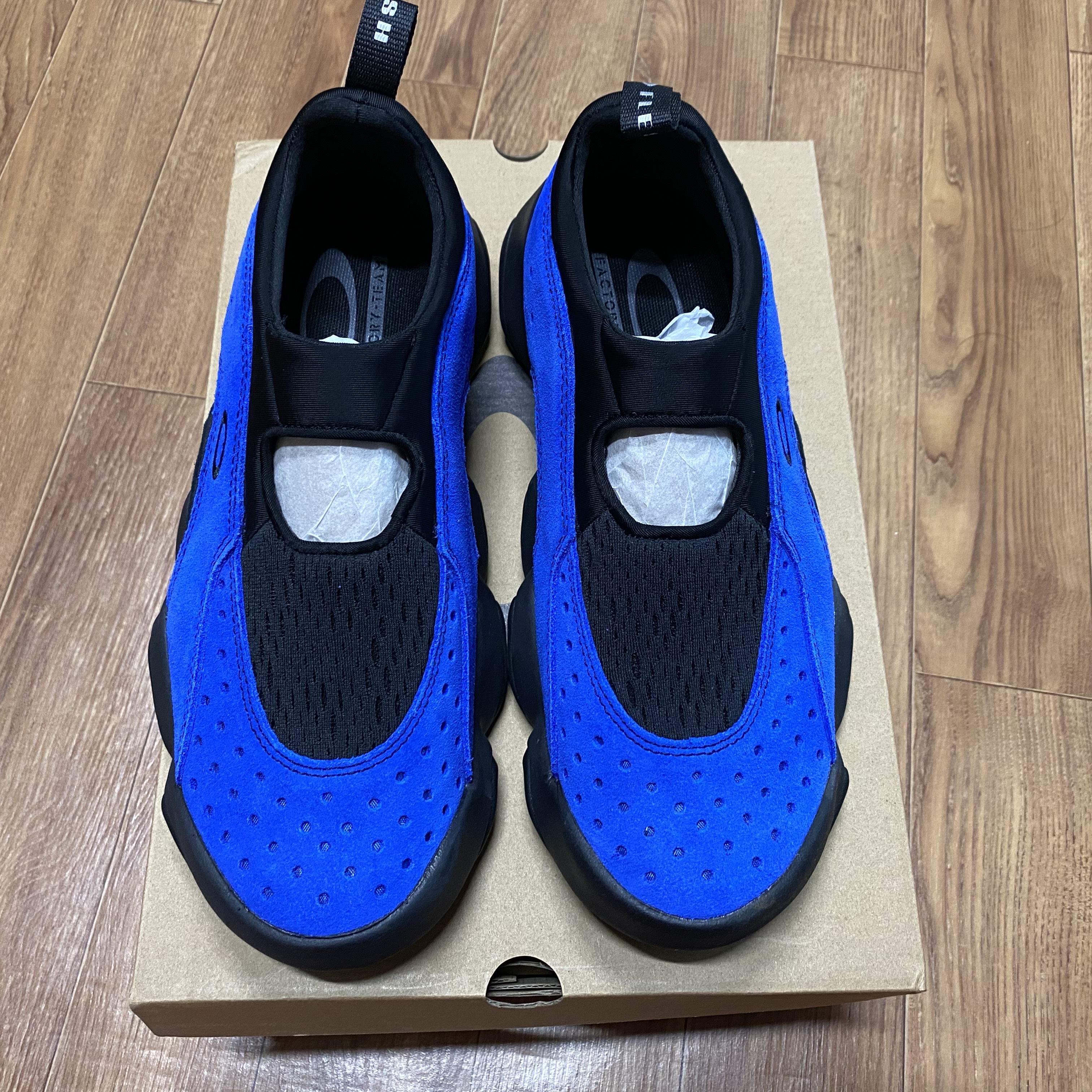 Oakley Factory Team x Brain Dead Flesh Sandal Electric Blue Black 착용 스타일 - 3