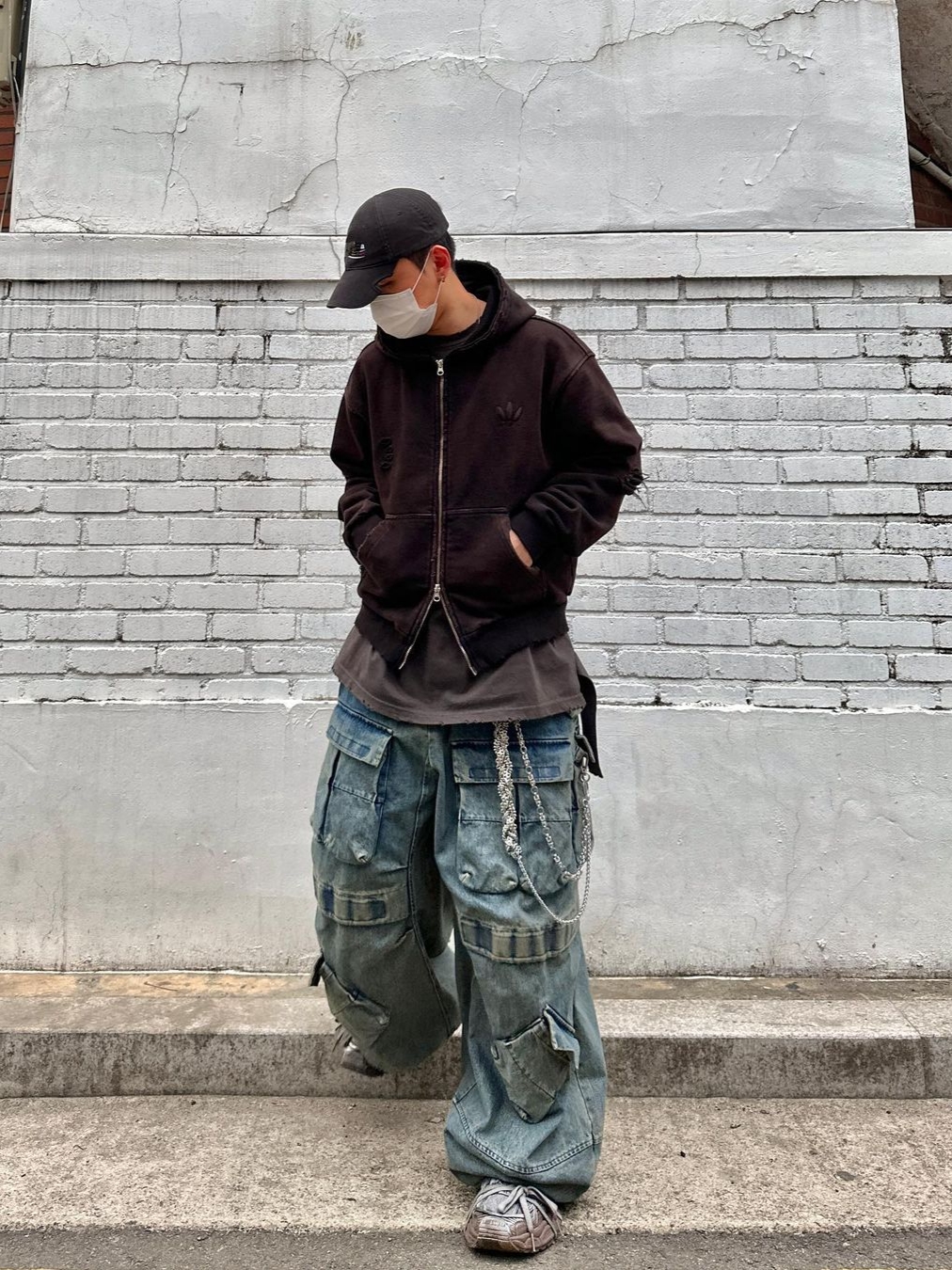 [KREAM 단독] Ourpas 030 Wide Cargo Denim Blue, Balenciaga 3XL Sneakers Worn Out Light Beige 착용 스타일 - 1