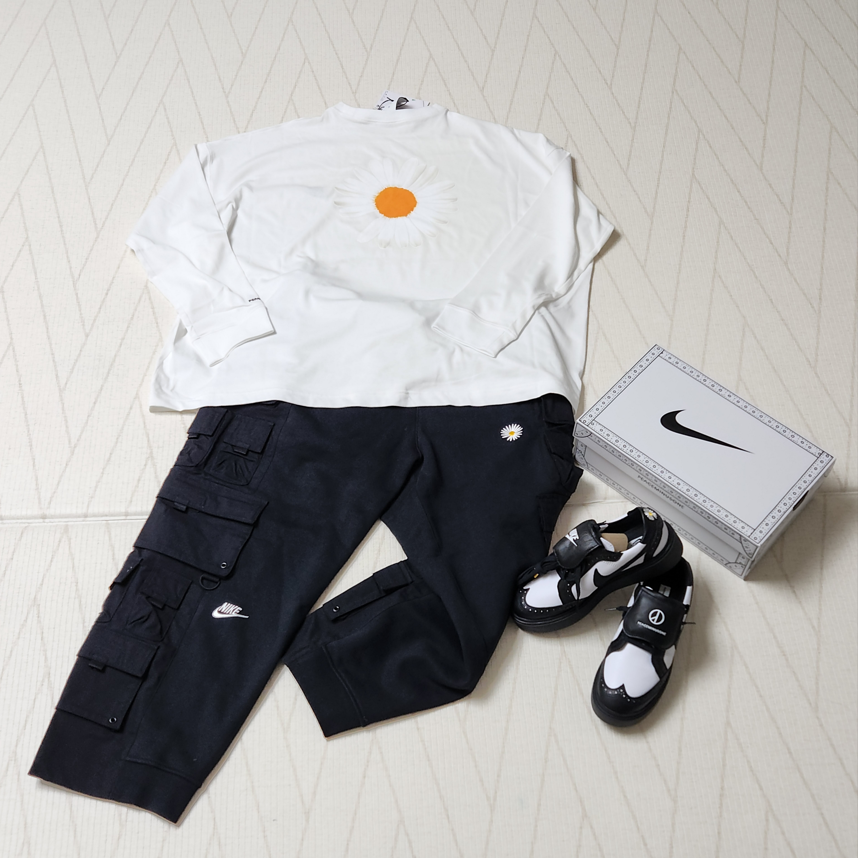 Nike x Peaceminusone LS T-Shirt White (DR0098-100), Nike x Peaceminusone Wide Pants Black (DR0096-010) 착용 스타일 - 1