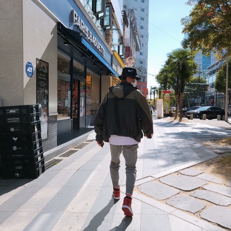 Jordan 1 Retro High OG Bred Banned 2016, Nike x Stussy Bucket Hat Black 착용 스타일