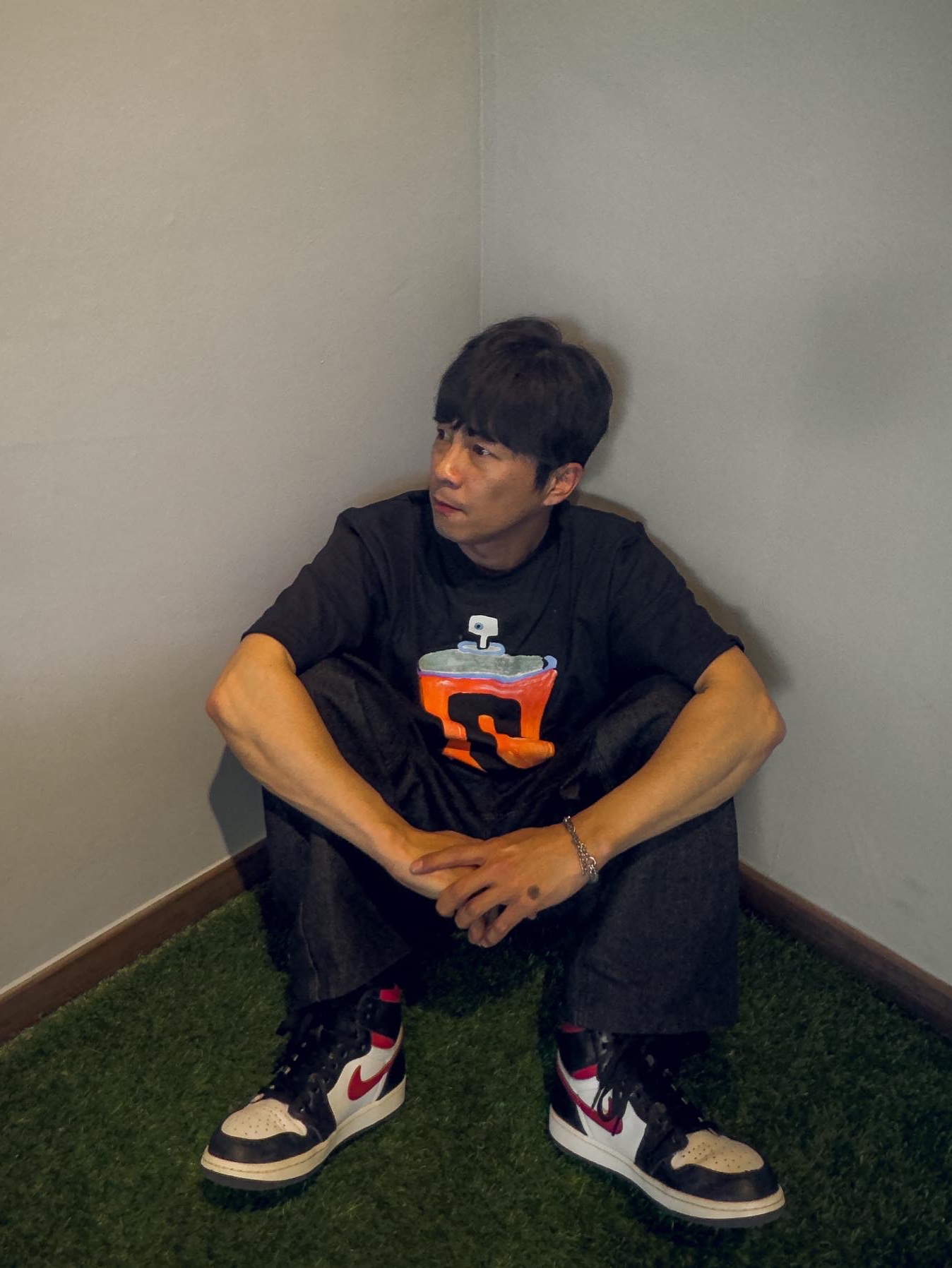 Stussy Spray Can T-Shirt Black, Jordan 1 Retro High OG Gym Red 착용 스타일 - 1