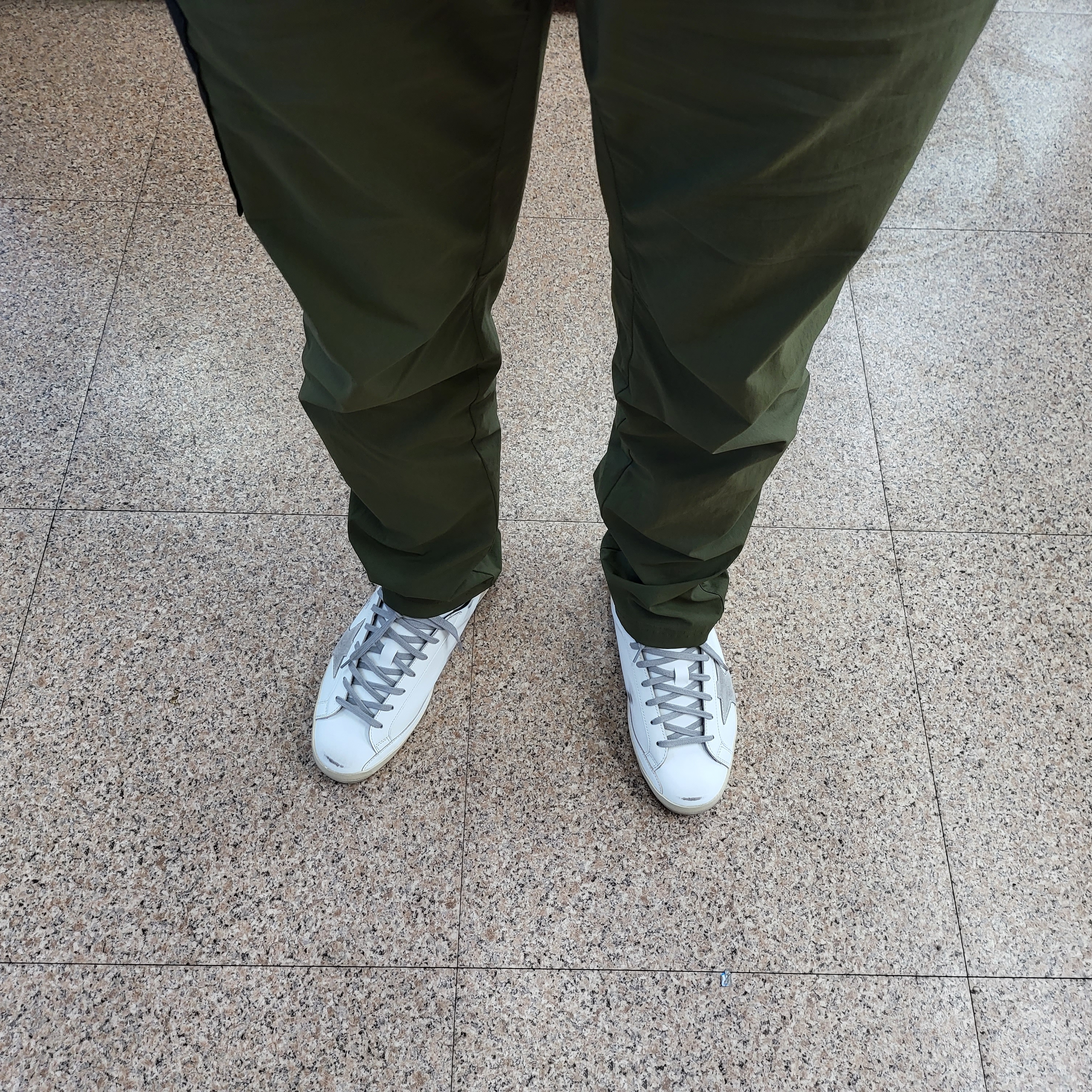 Golden Goose Superstar White Black Heel Tab Sneakers 착용 스타일 - 2