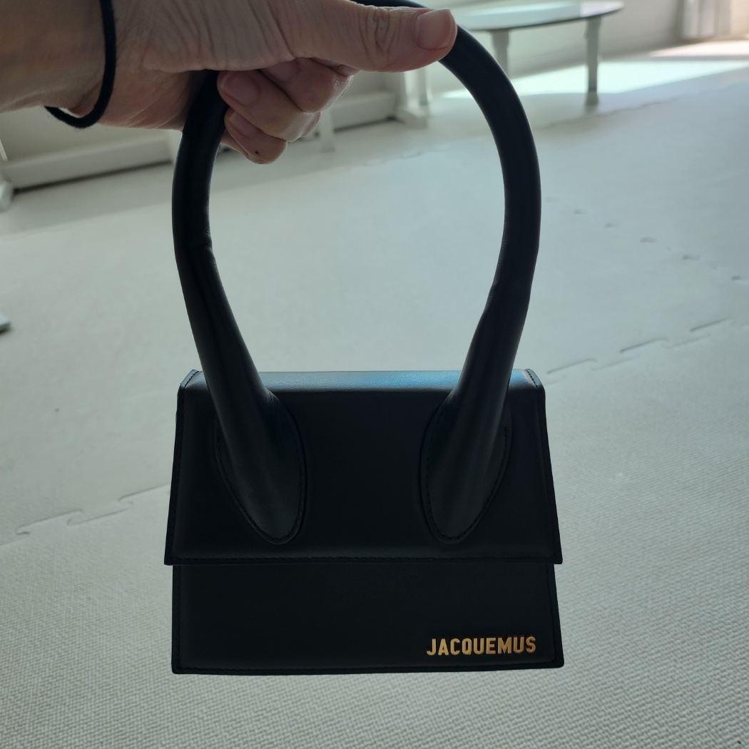 Jacquemus Le Chiquito Moyen Leather Handbag Black 착용 스타일