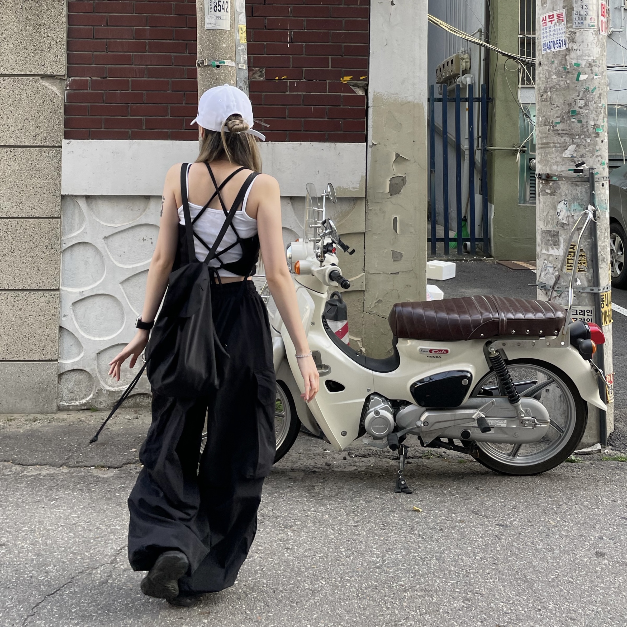 Adidas Ozweego Core Black 착용 스타일 - 1