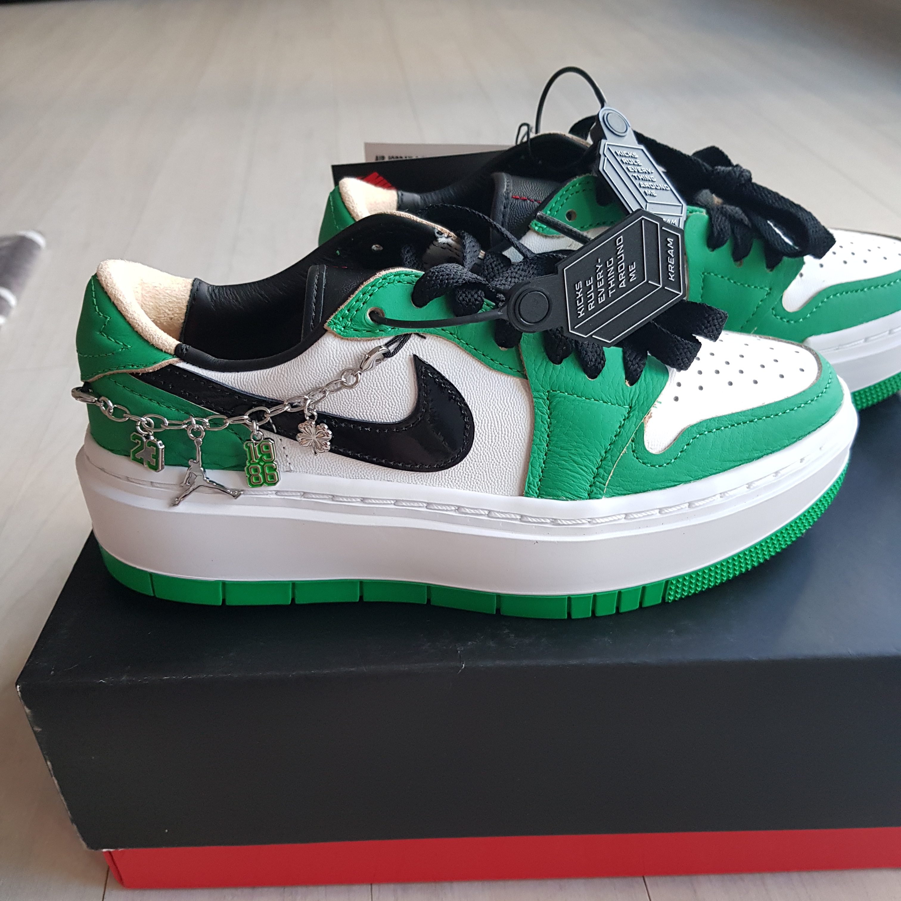 (W) Jordan 1 Elevate Low SE Lucky Green 착용 스타일 - 1