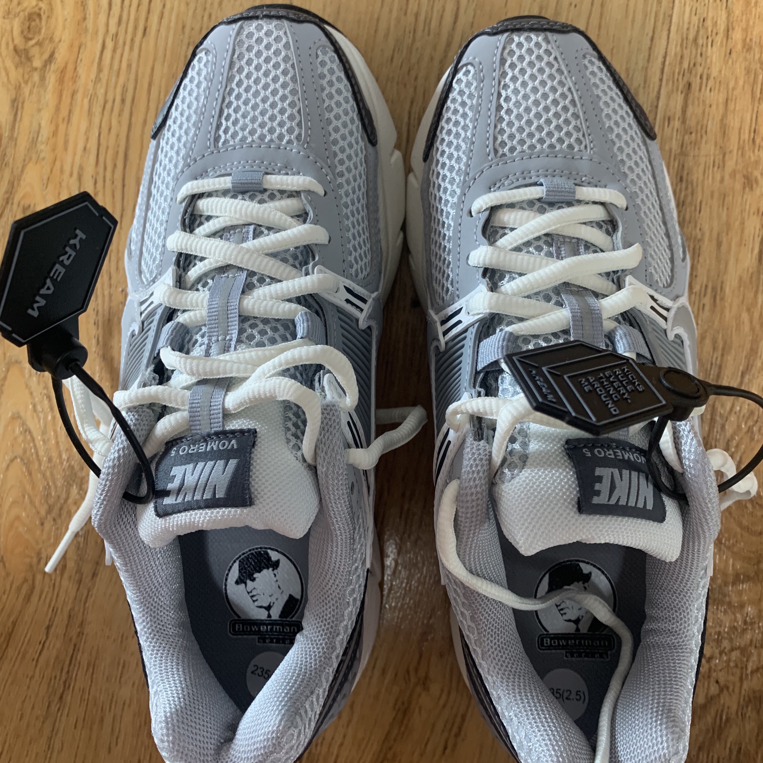(W) Nike Zoom Vomero 5 Pure Platinum Metallic Silver 착용 스타일