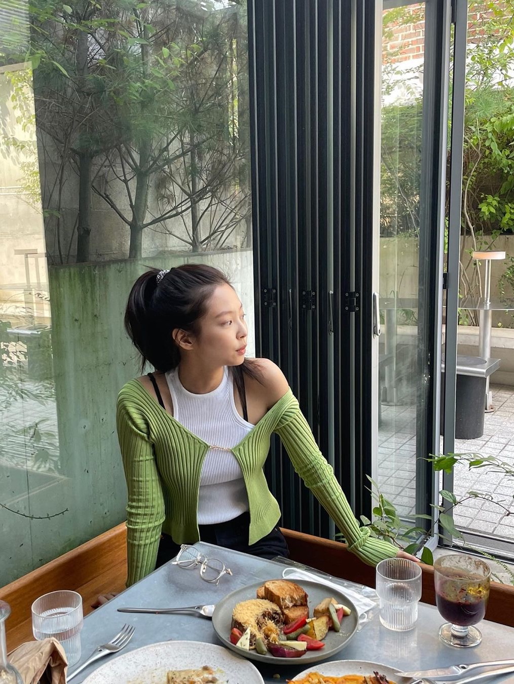 (W) 자크뮈스 라 마이유 프랄루 랑그 심리스 가디건 그린 착용 스타일