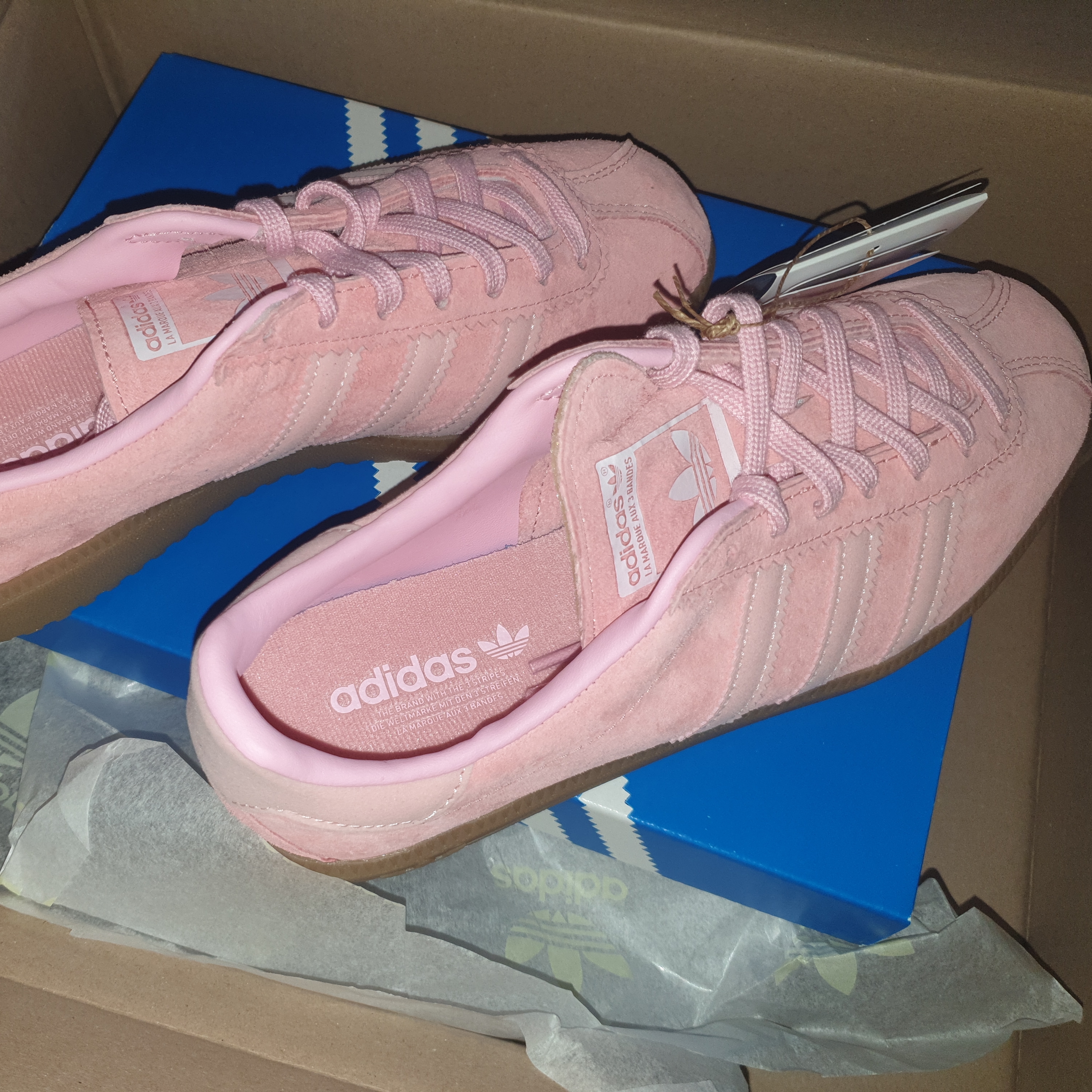 Adidas Bermuda Glow Pink 착용 스타일