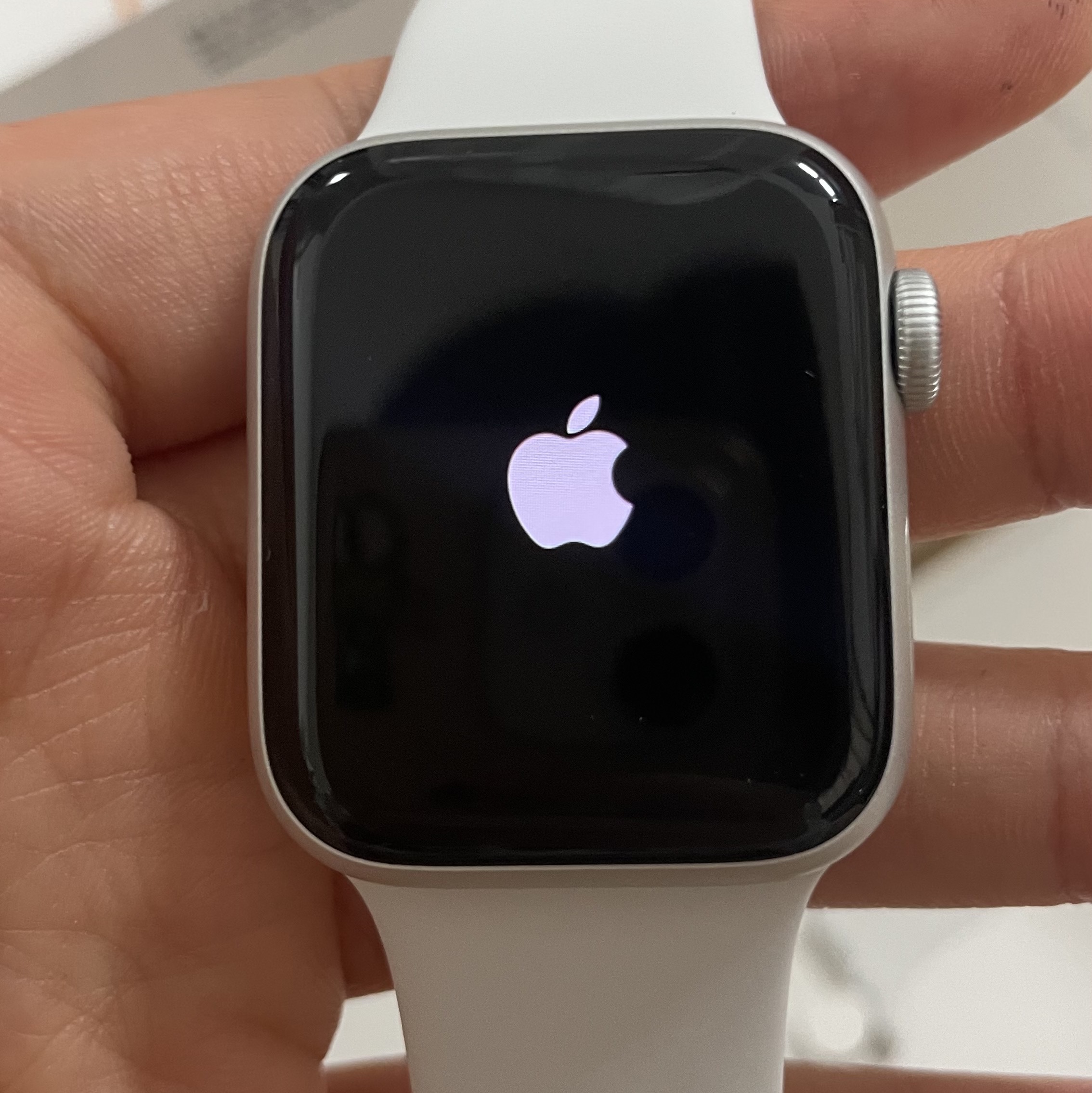 Apple Watch SE 40mm GPS Silver Aluminum Case with Sport Band White (Korean Ver.) 착용 스타일 - 2
