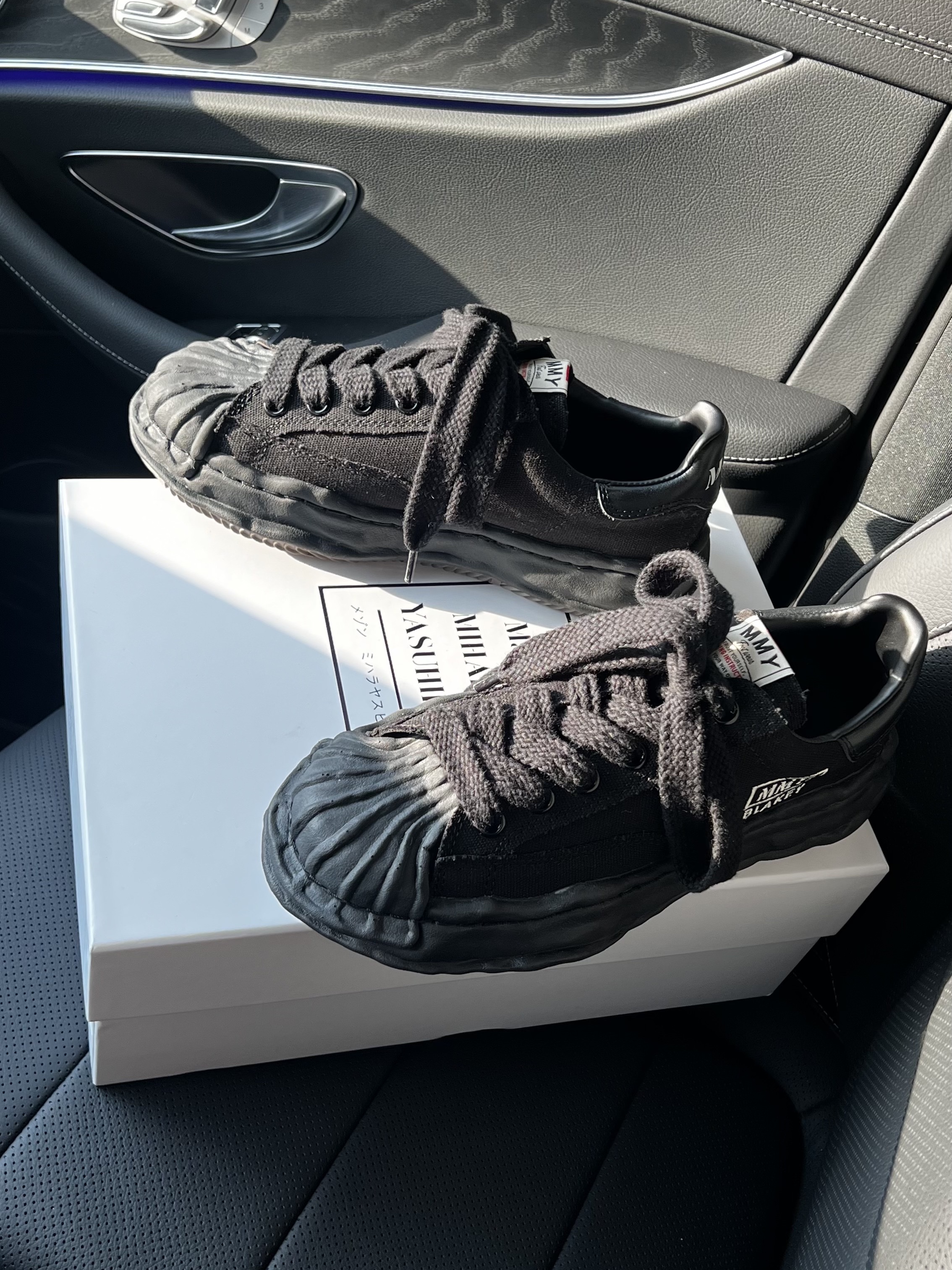 Maison Mihara Yasuhiro Blakey OG Sole Canvas Low-top Sneakers Black Black, Supreme Overdyed S Logo Sweatpants Black - 23SS 착용 스타일 - 2