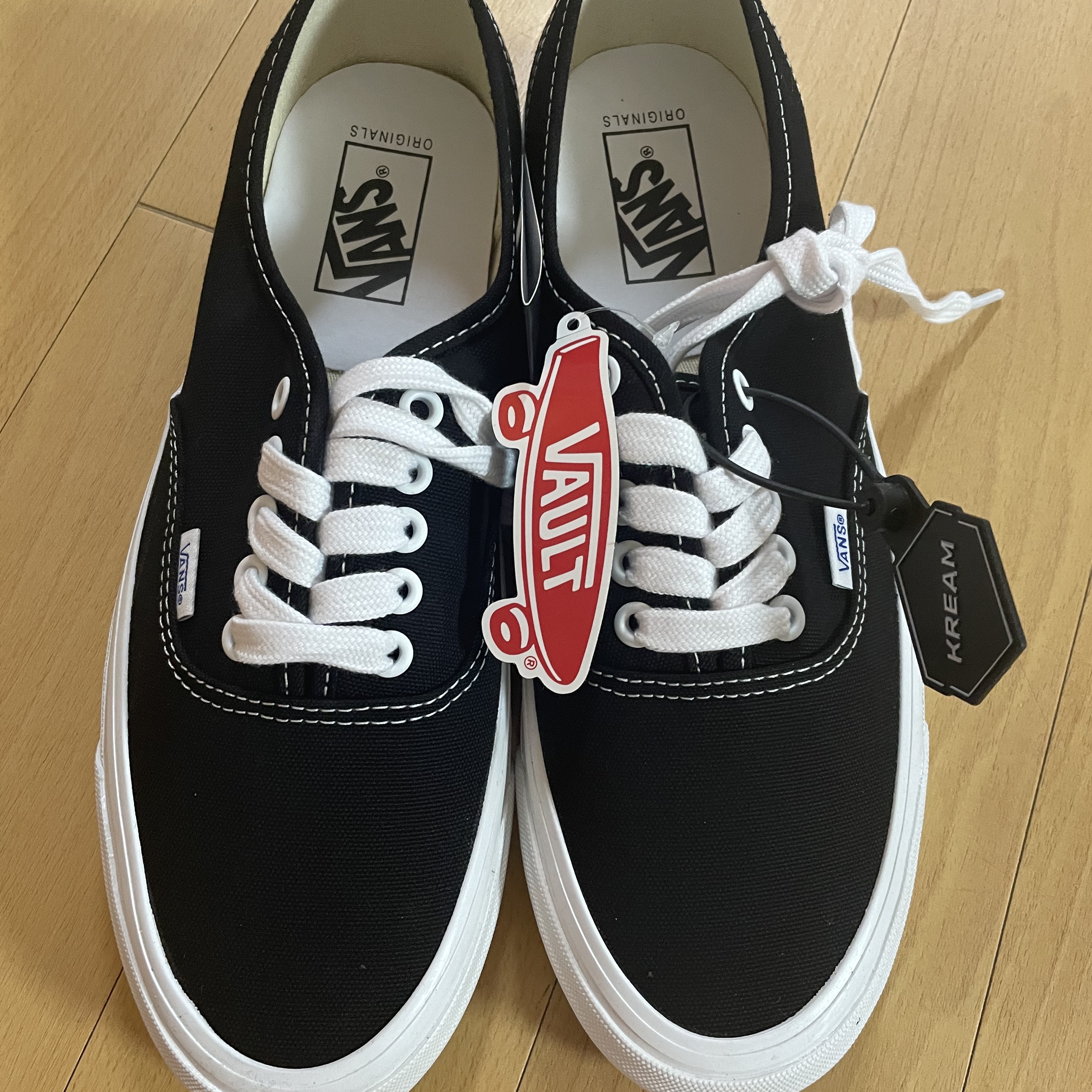 Vans Vault OG Authentic LX Black, Vans Vault OG Authentic LX Red 착용 스타일 - 1