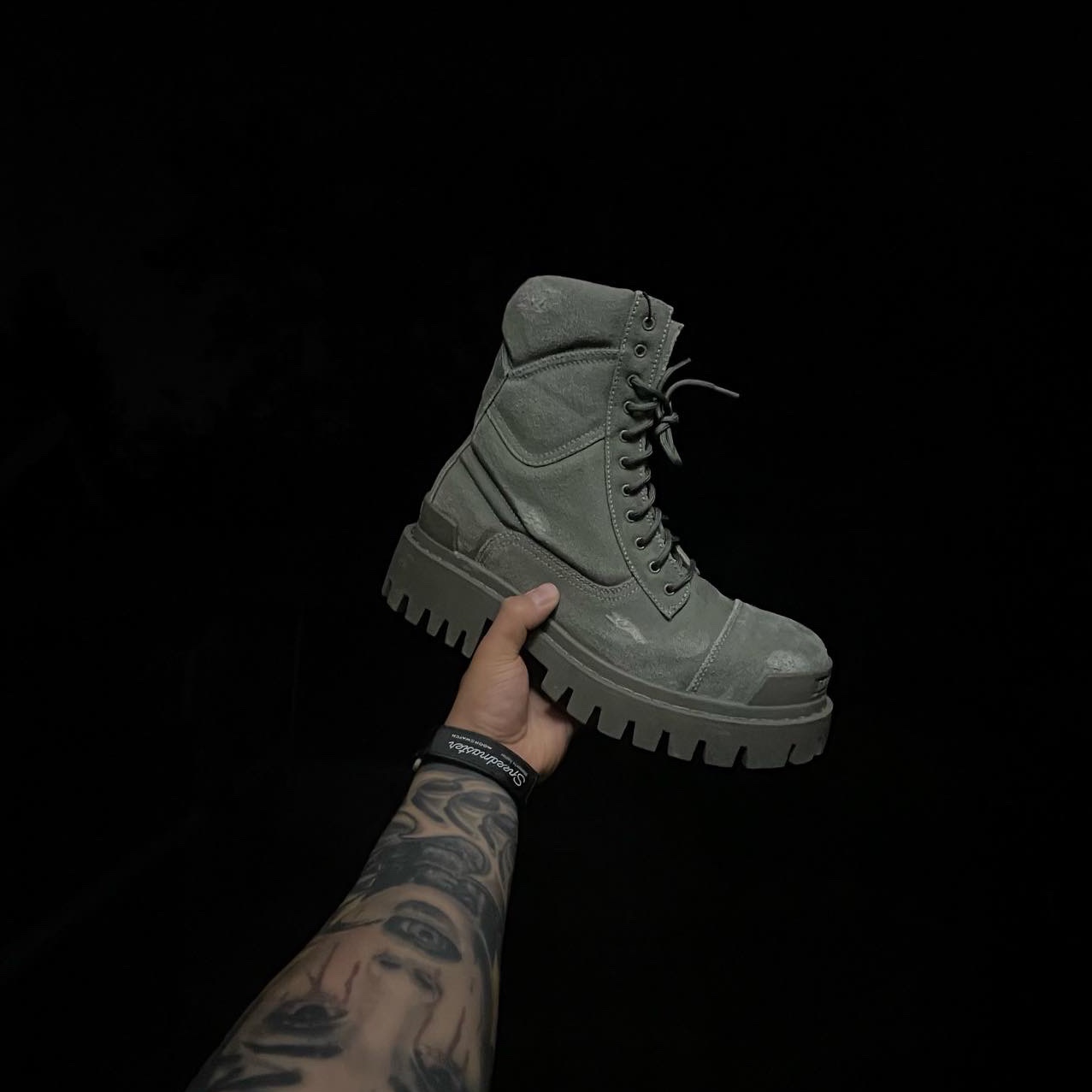(W) Balenciaga Combat Strike Bootie L20 Khaki, Swatch x Omega Bioceramic MoonSwatch Mission To Jupiter 착용 스타일 - 2