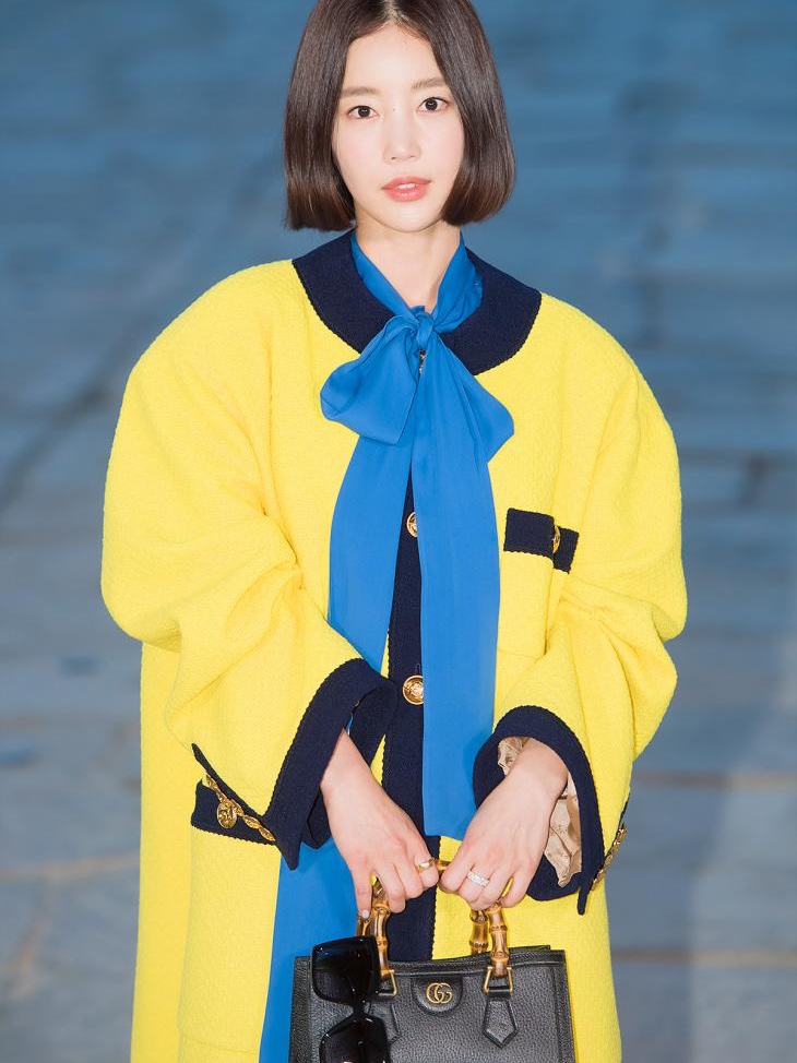 샤넬 코코 크러쉬 링 퀼티드 모티프 스몰 & 18K 베이지 골드 착용 스타일 - 2