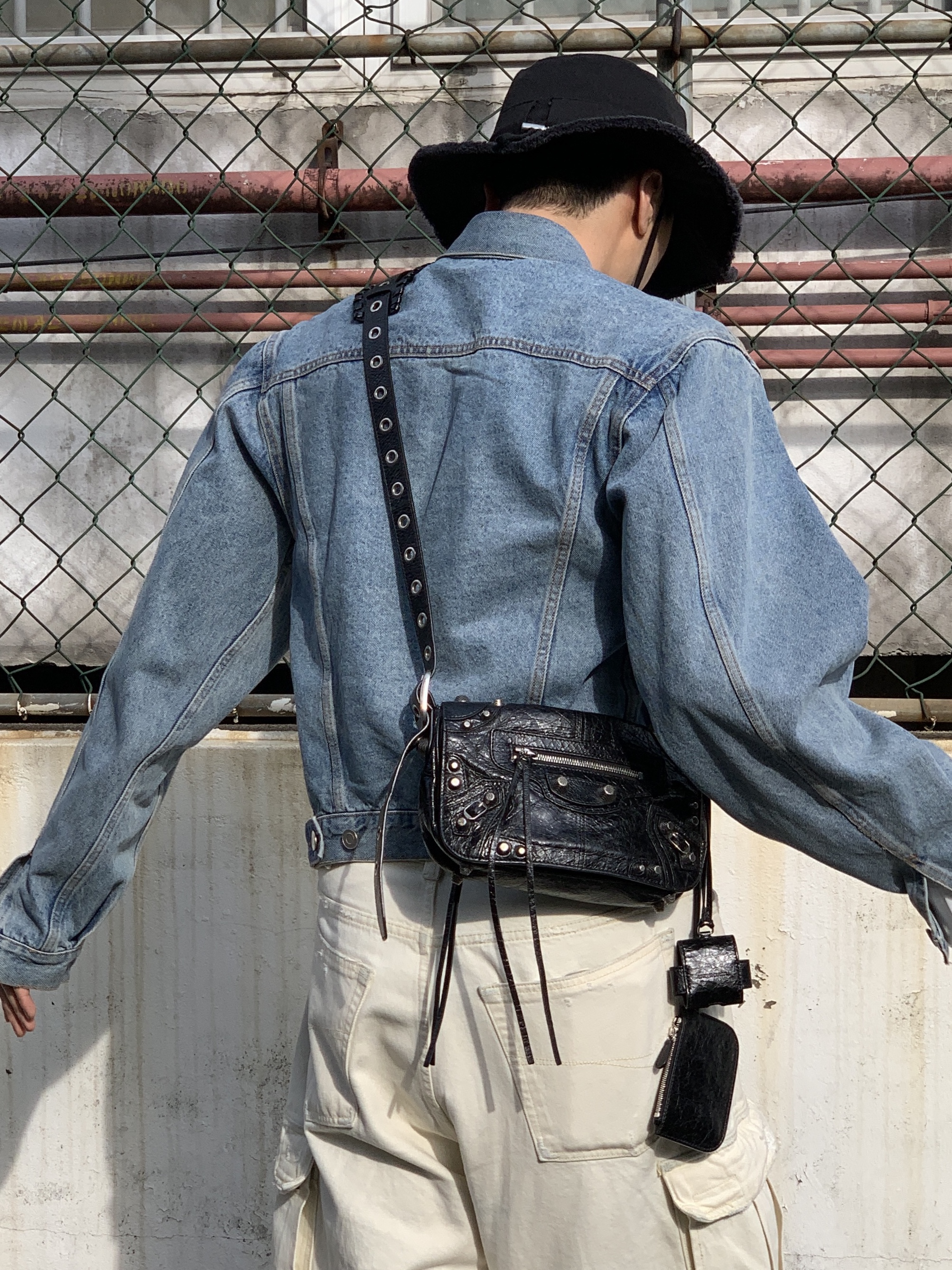 Jacquemus Le Bob Artichaut Bucket Hat Black, Balenciaga Arena Lambskin Aged Silver Hardware Le Cagole XS Flap Bag Black 착용 스타일 - 5
