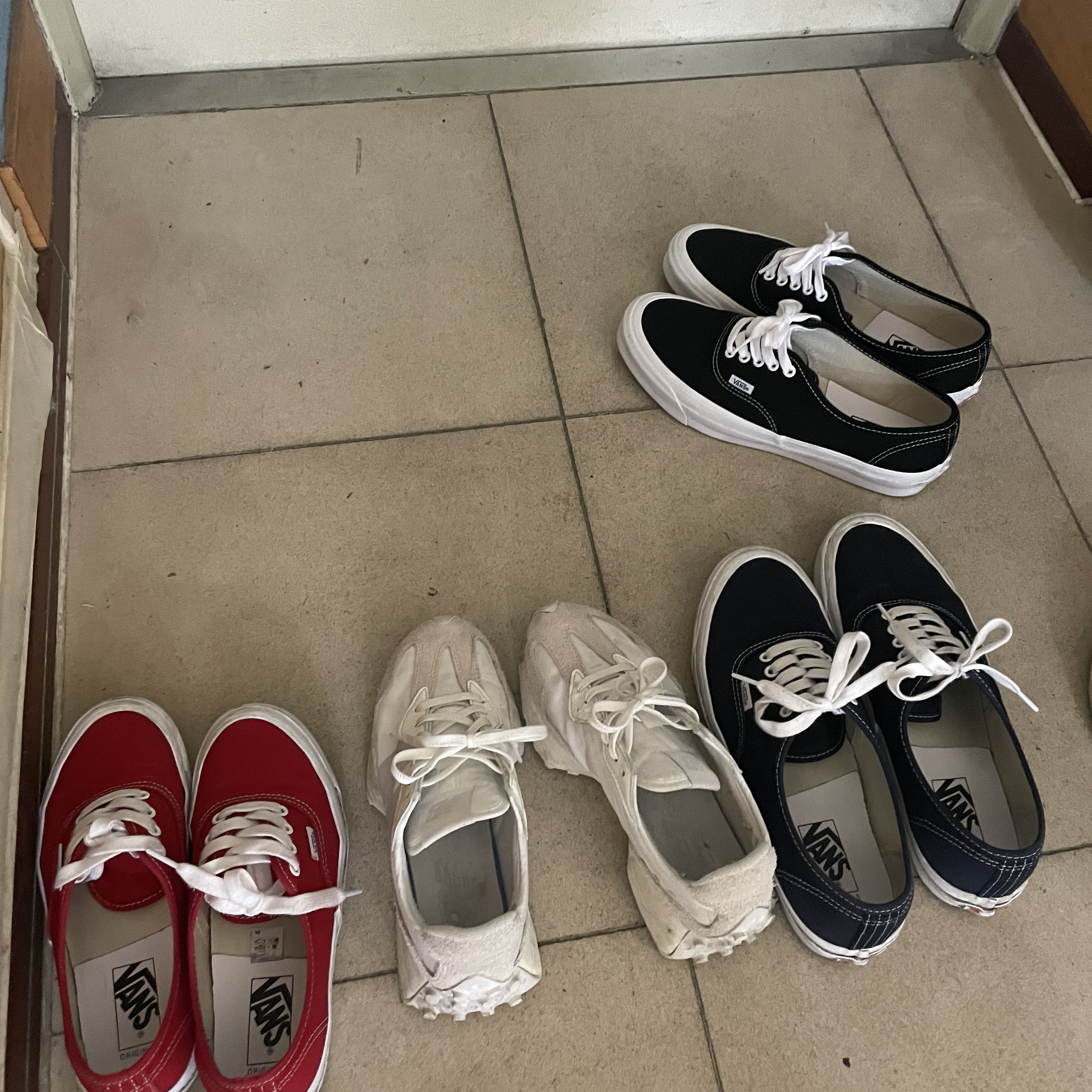 Vans Vault OG Authentic LX Black, Vans Vault OG Authentic LX Red 착용 스타일 - 3