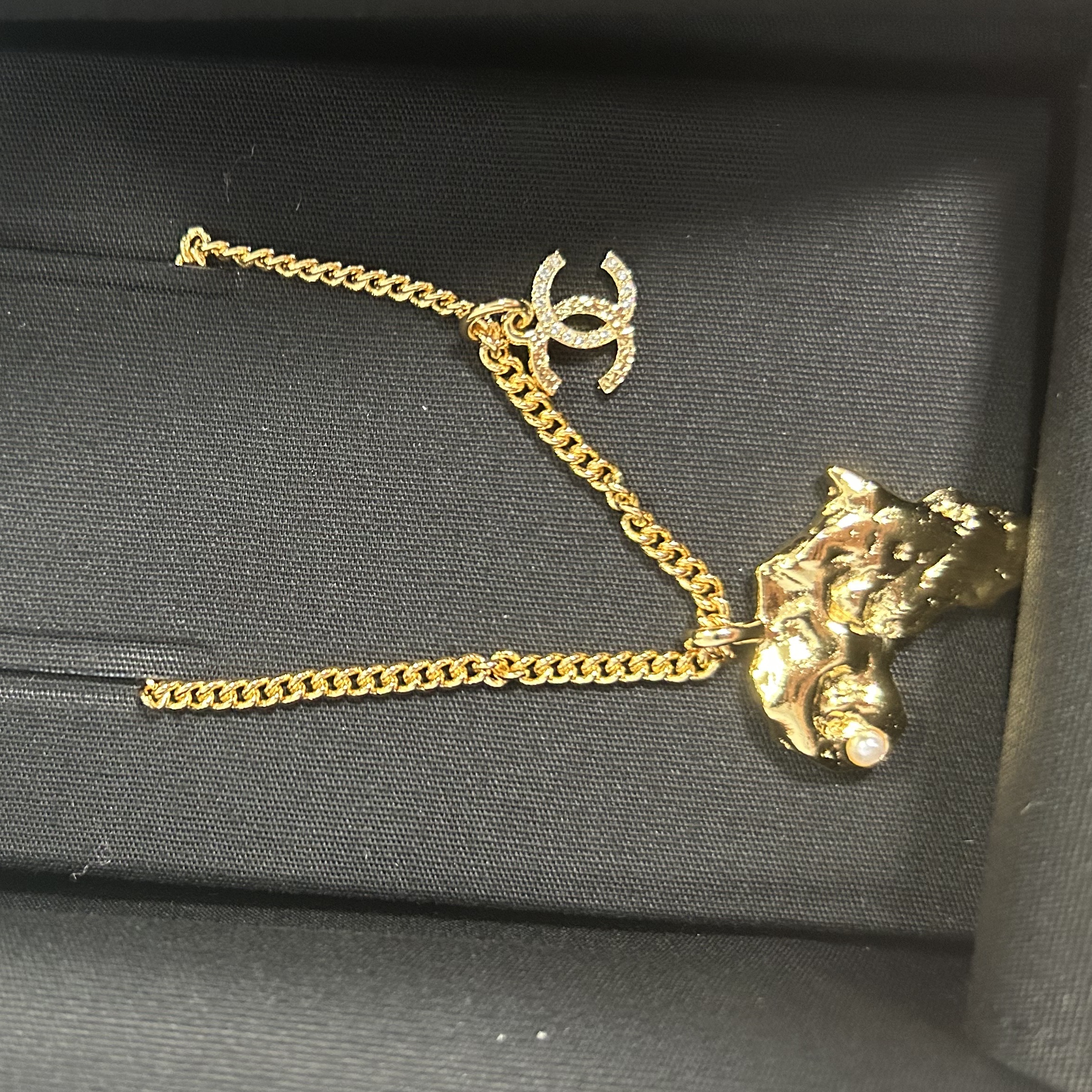 Chanel Africa Map Pendent Necklace 착용 스타일