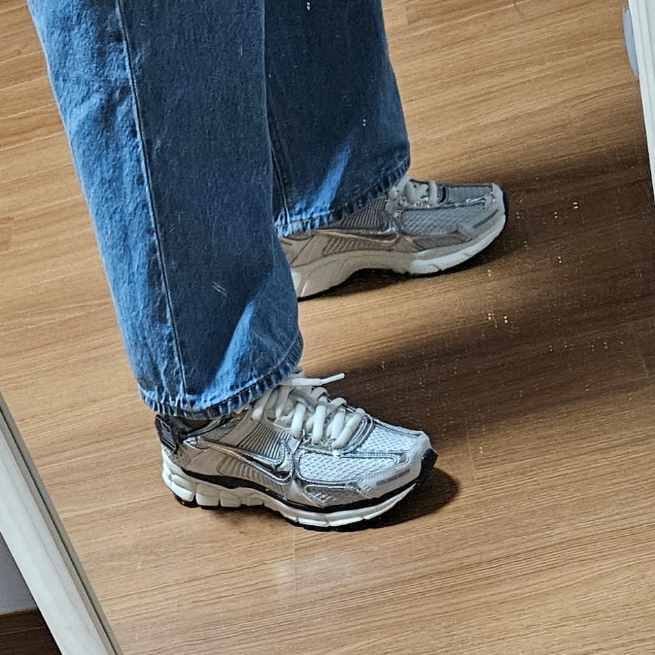 (W) Nike Zoom Vomero 5 Photon Dust and Metallic Silver 착용 스타일